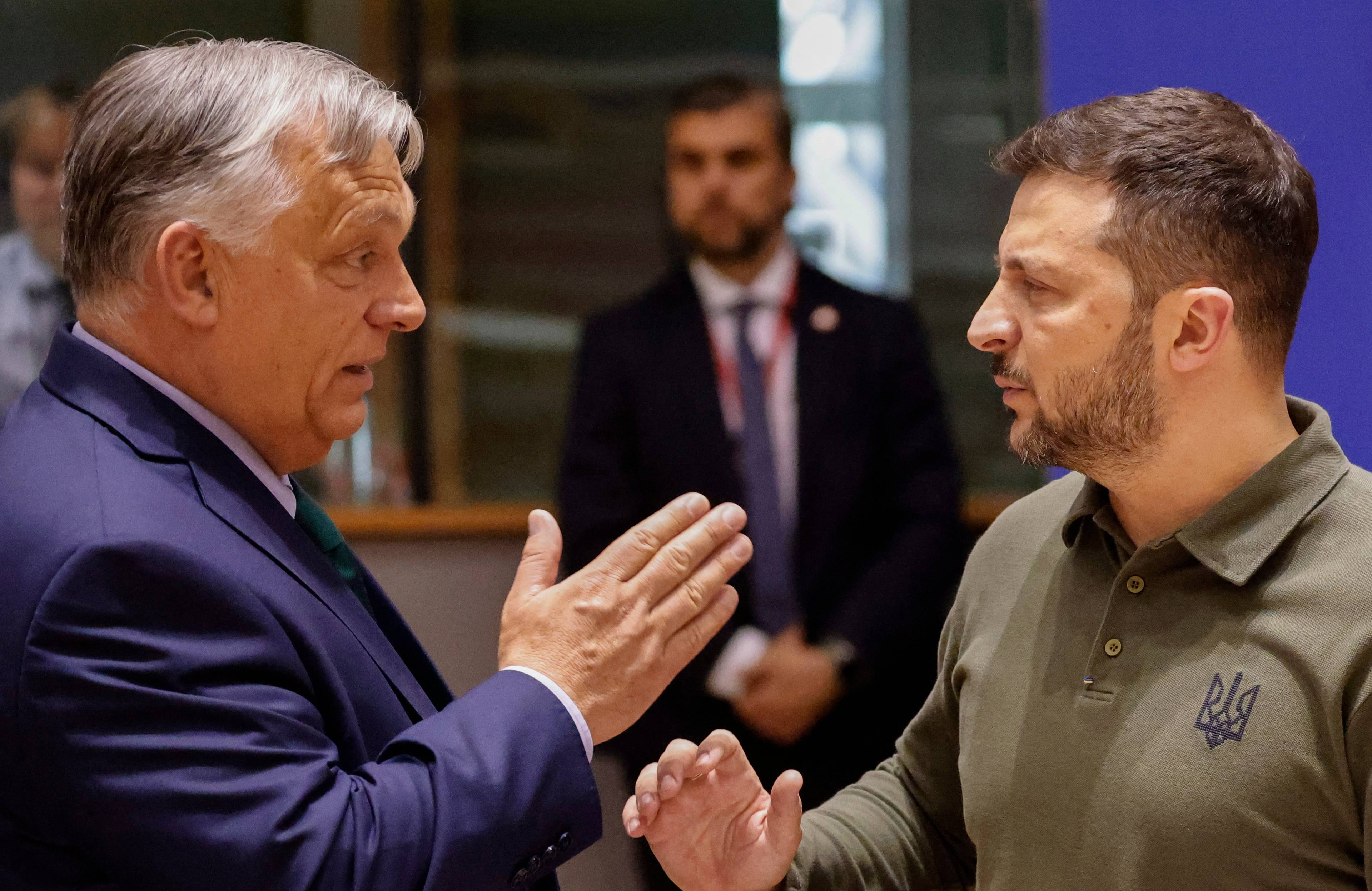 Orban i Zełenski rozmawiają i gestykulują