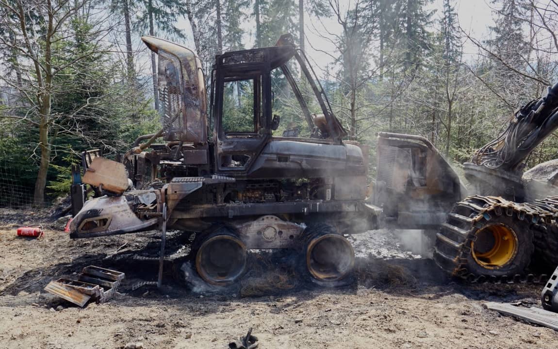 Grafika do artykułu „Zielony Front" podpalił leśne maszyny. Ekolodzy: to niedopuszczalne