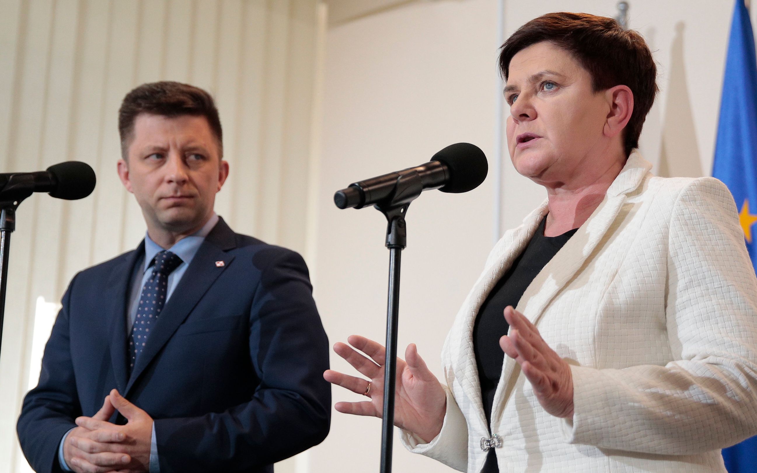 18.04.2019 Warszawa , ulica Limanowskiego . Centrum Partnerstwa Spolecznego '' Dialog ''. Jedenasty dzien strajku nauczycieli . Negocjacje przedstawicieli rzadu z przedstawicielami nauczycielskich zwiazkow zawodowych . Od lewej: szef Kancelarii Prezesa Rady Ministrow Michal Dworczyk , wicepremier Beata Szydlo podczas konferencji prasowej . 
Fot. Dawid Zuchowicz / Agencja Gazeta