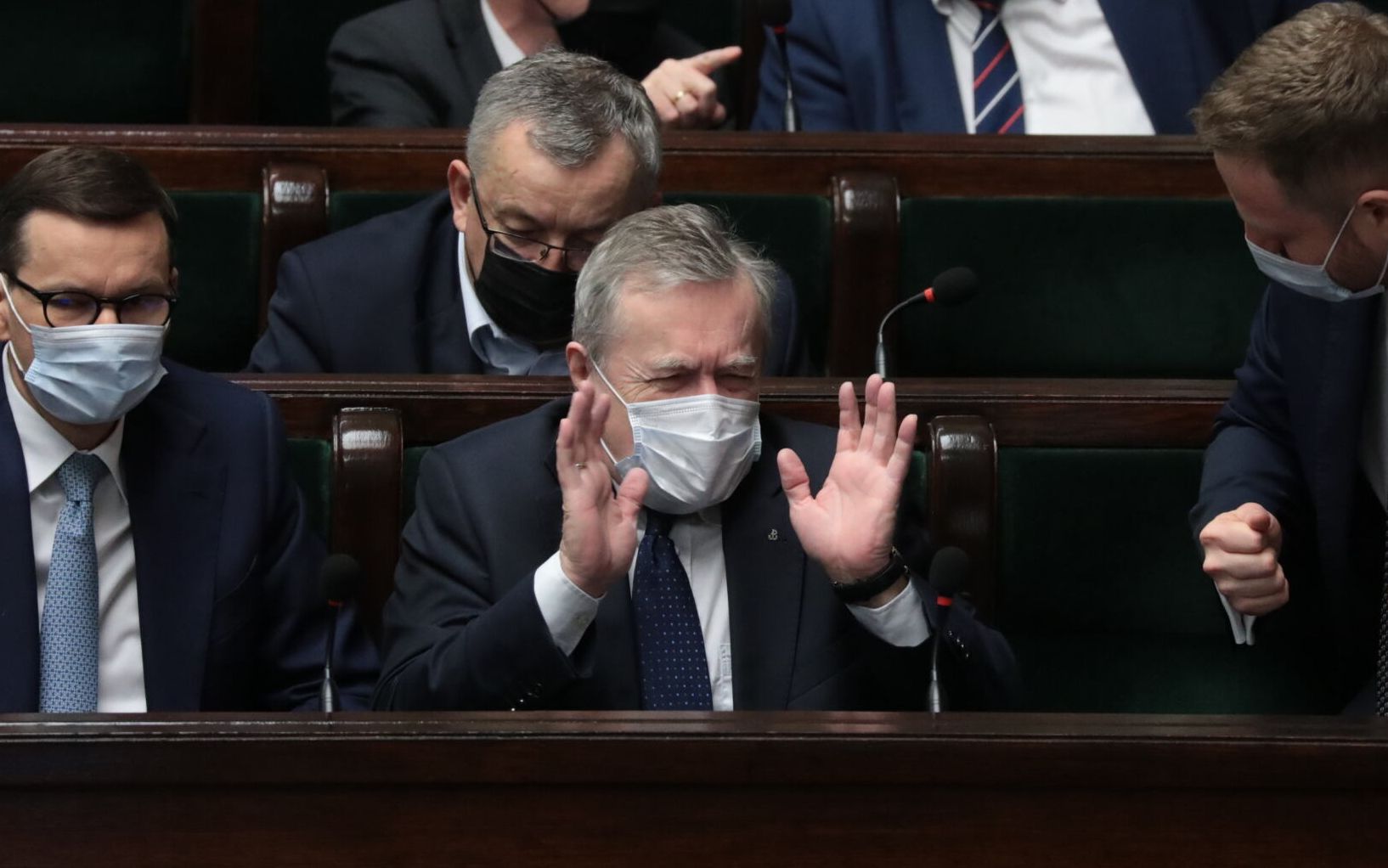08.02.2022 Warszawa , ul Wiejska , Sejm . Premier Mateusz Morawiecki (L), wicepremier, minister kultury i dziedzictwa narodowego Piotr Glinski (C), sekretarz stanu w KPRM, pelnomocnik Rzadu do Spraw Cyberbezpieczenstwa Janusz Cieszynski (p)   podczas 48 . posiedzenia Sejmu .
Fot. Slawomir Kaminski / Agencja Wyborcza.pl