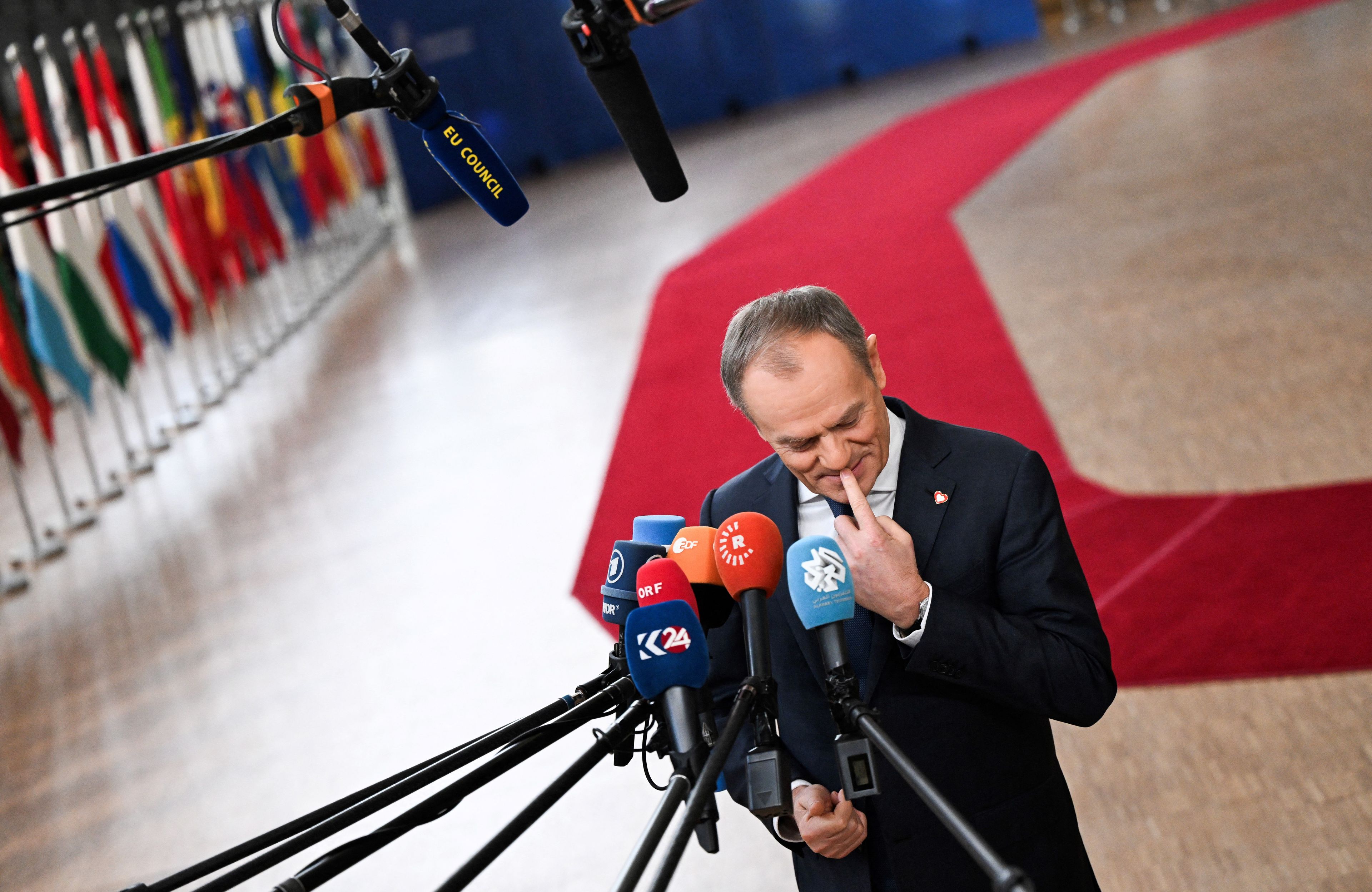 Mężczyzna (Tusk) przed mikrofonami