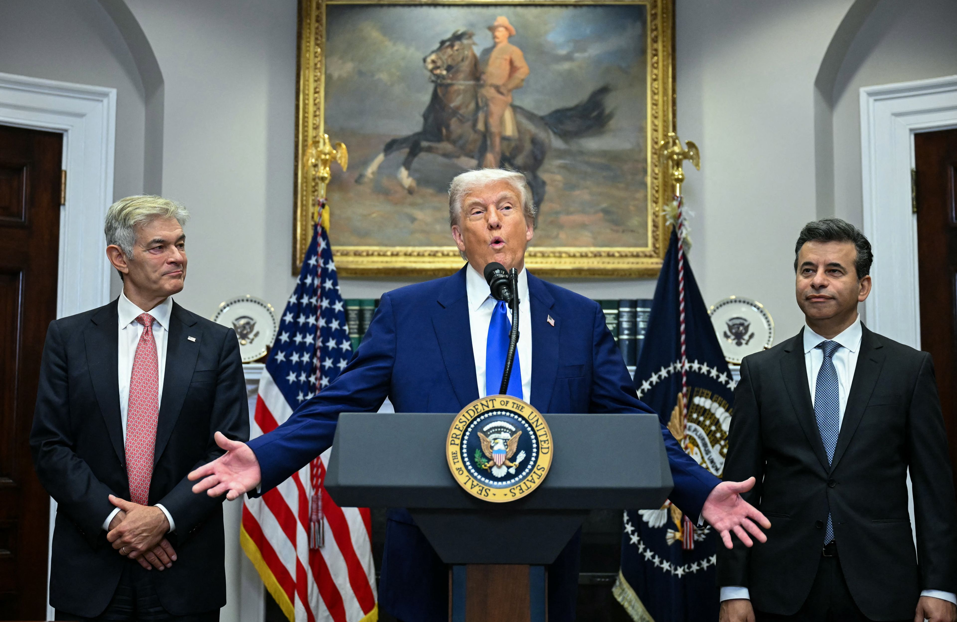 Prezydent Donald Trump w Białym, Domu, po lewej szef programu Medicare i Medicare , po prawek szef FDA Martin Makary, 12.05.2025 r.