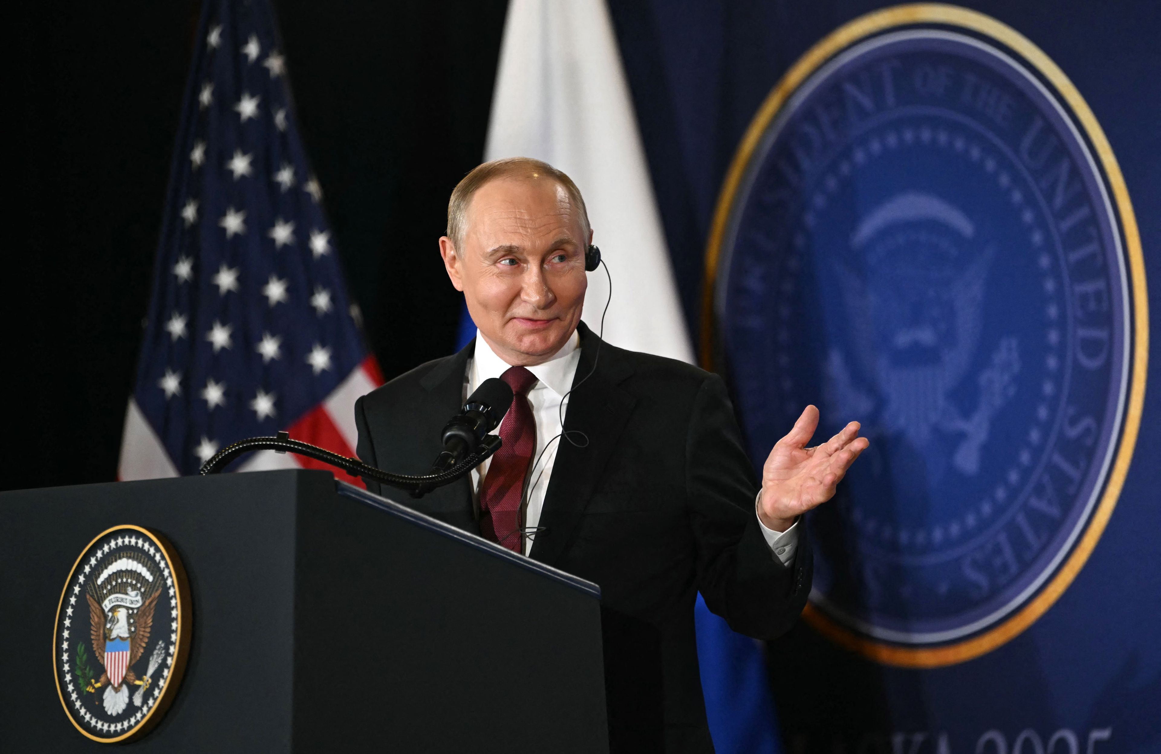 Władimir Putin podczas wspólnej konferencji prasowej z Donaldem Trumpem w amerykańskiej bazie na Alasce, 15 sierpnia 2025 r.
