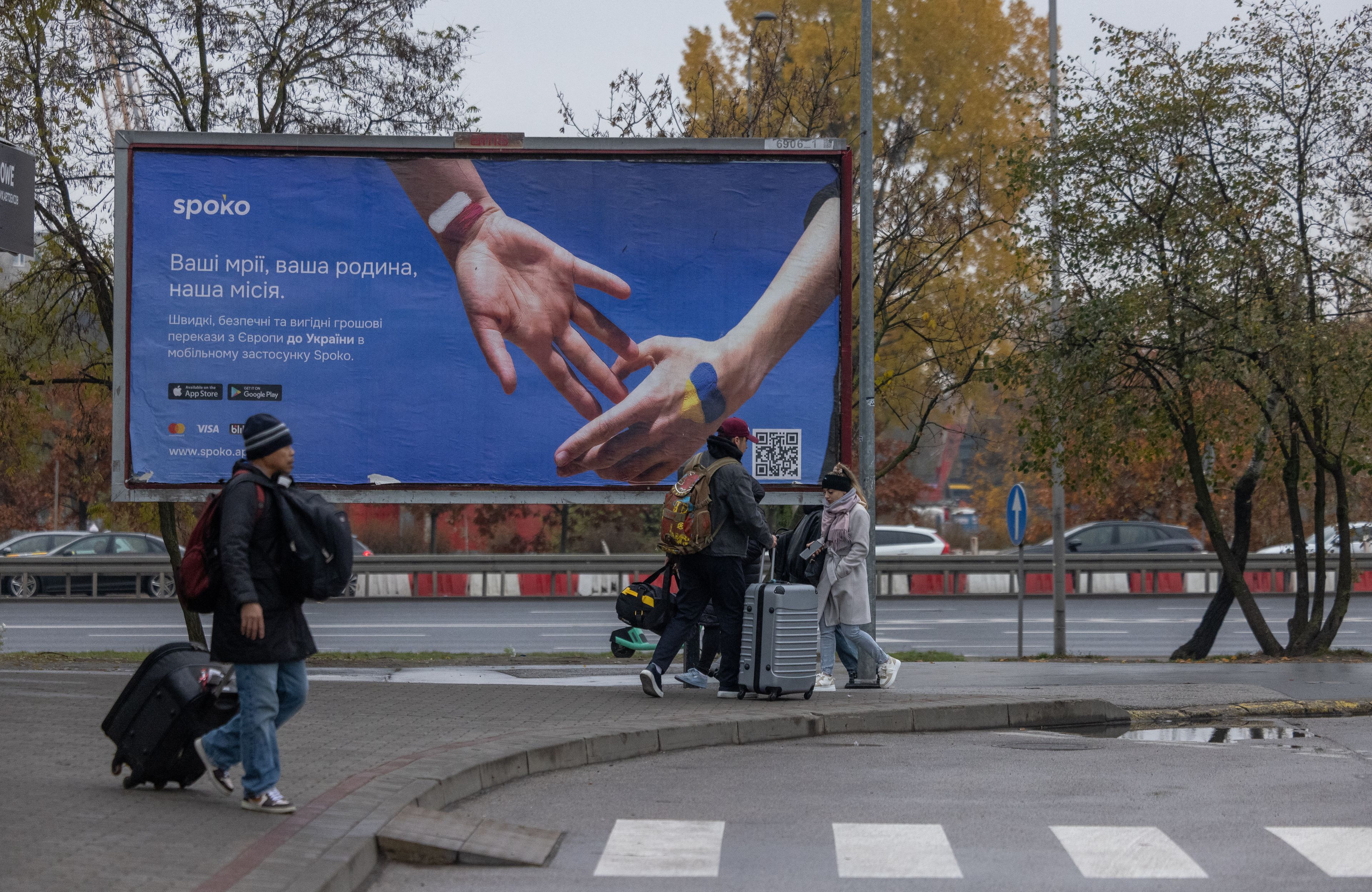 Plakat na Dworcu Zachodnim w Warszawie reklamujący firmę przekazującą pieniądze do Ukrainy, 30.10.2024 r