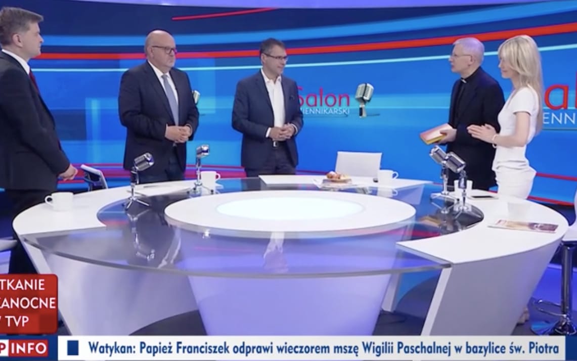 Grafika do artykułu Salon katolików w TVP Info. Ks. Zieliński odmawia modlitwę na wizji. Karnowski i Ogórek: „Amen”
