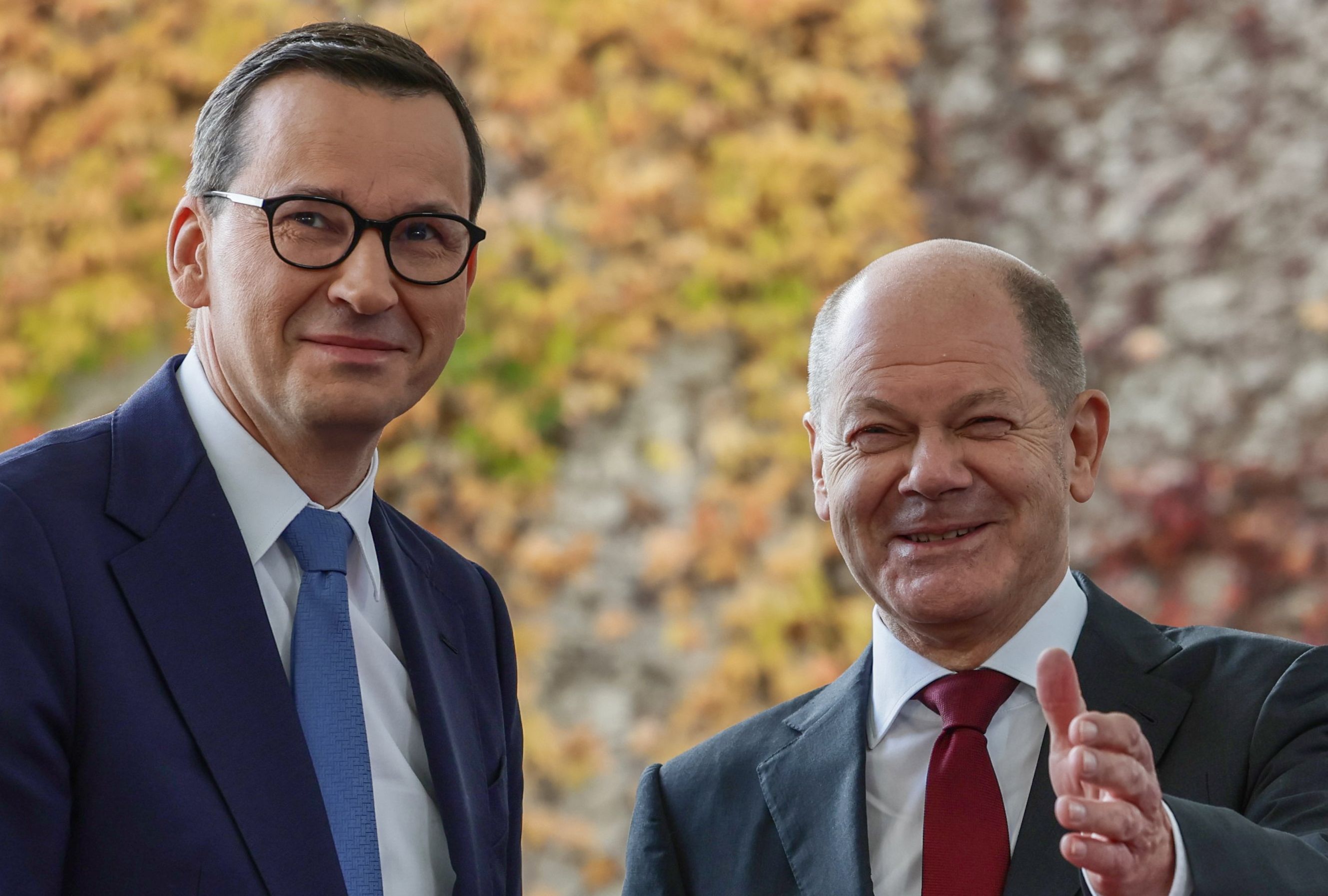 Premier Mateusz Morawiecki stoi obok kanclerza Niemiec Olafa Scholza