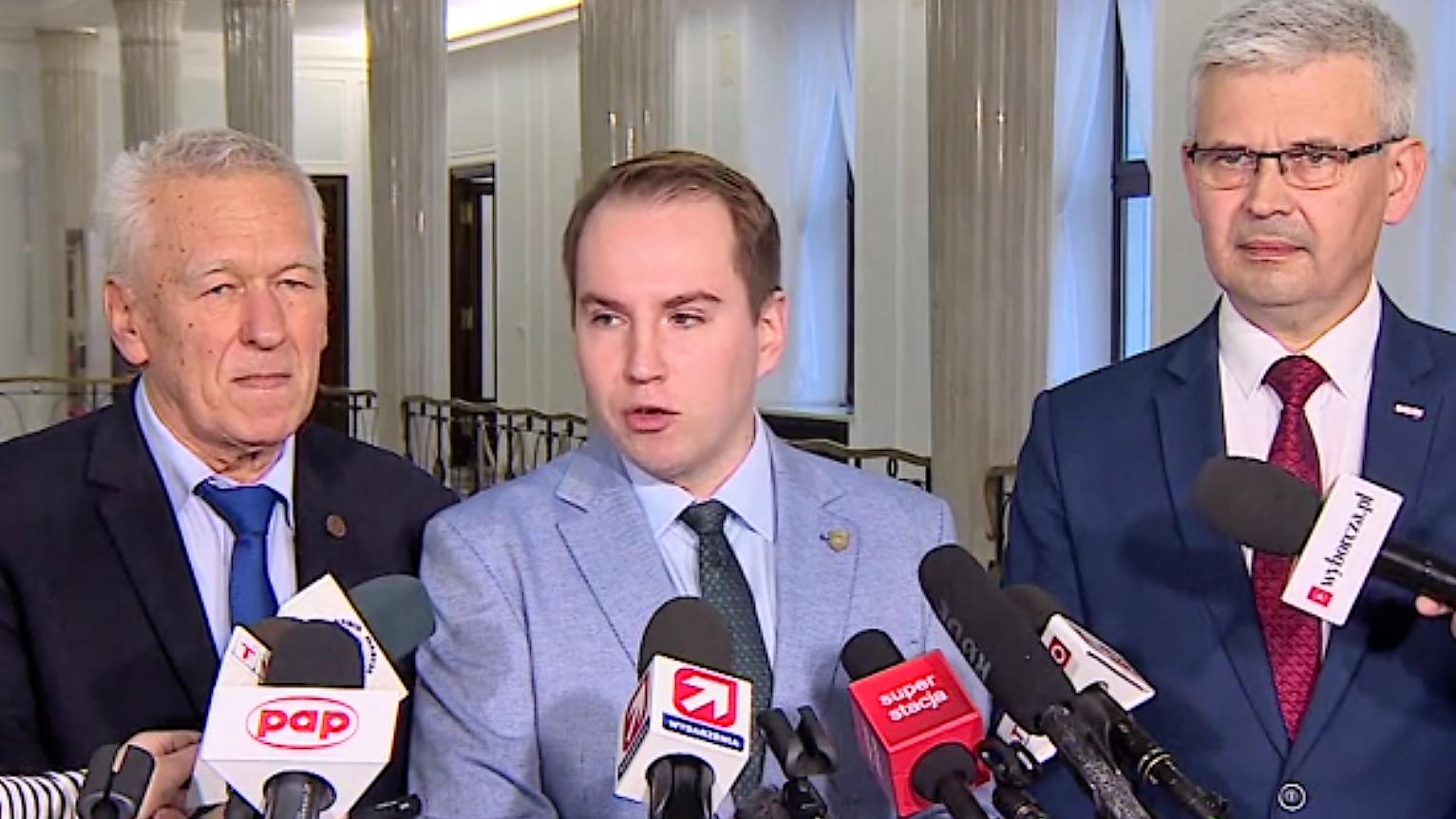 Kornel Morawiecki stoi obok Adama Andruszkiewicza podczas konferencji prasowej w Sejmie