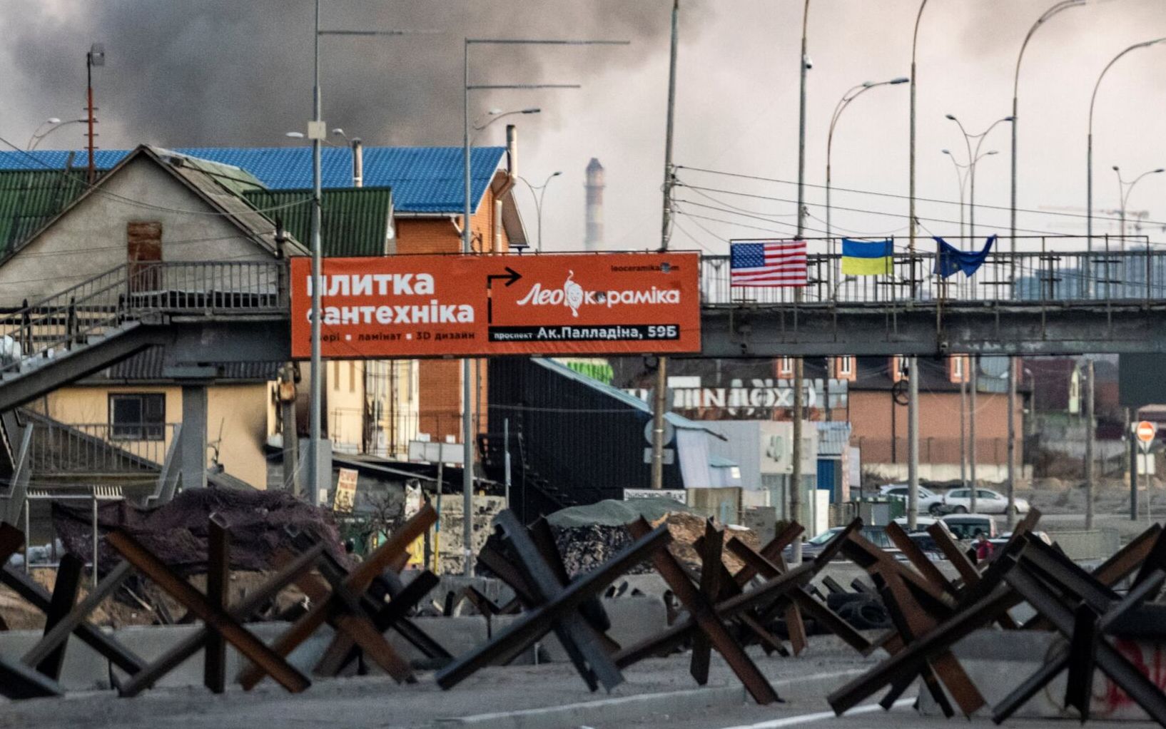 This photograph taken on March 18, 2022 shows smoke rising after an explosion in Kyiv. - Authorities in Kyiv said one person was killed early on March 18, 2022 when a downed Russian rocket struck a residential building in the capital's northern suburbs. They said a school and playground were also hit. (Photo by FADEL SENNA / AFP)