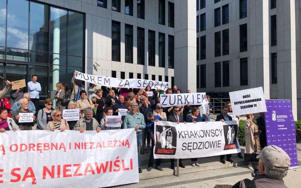 Grafika do artykułu Wiemy o drugim polskim sędzi inwigilowanym Pegasusem. To sędzia apelacyjna z Krakowa [News OKO.press]