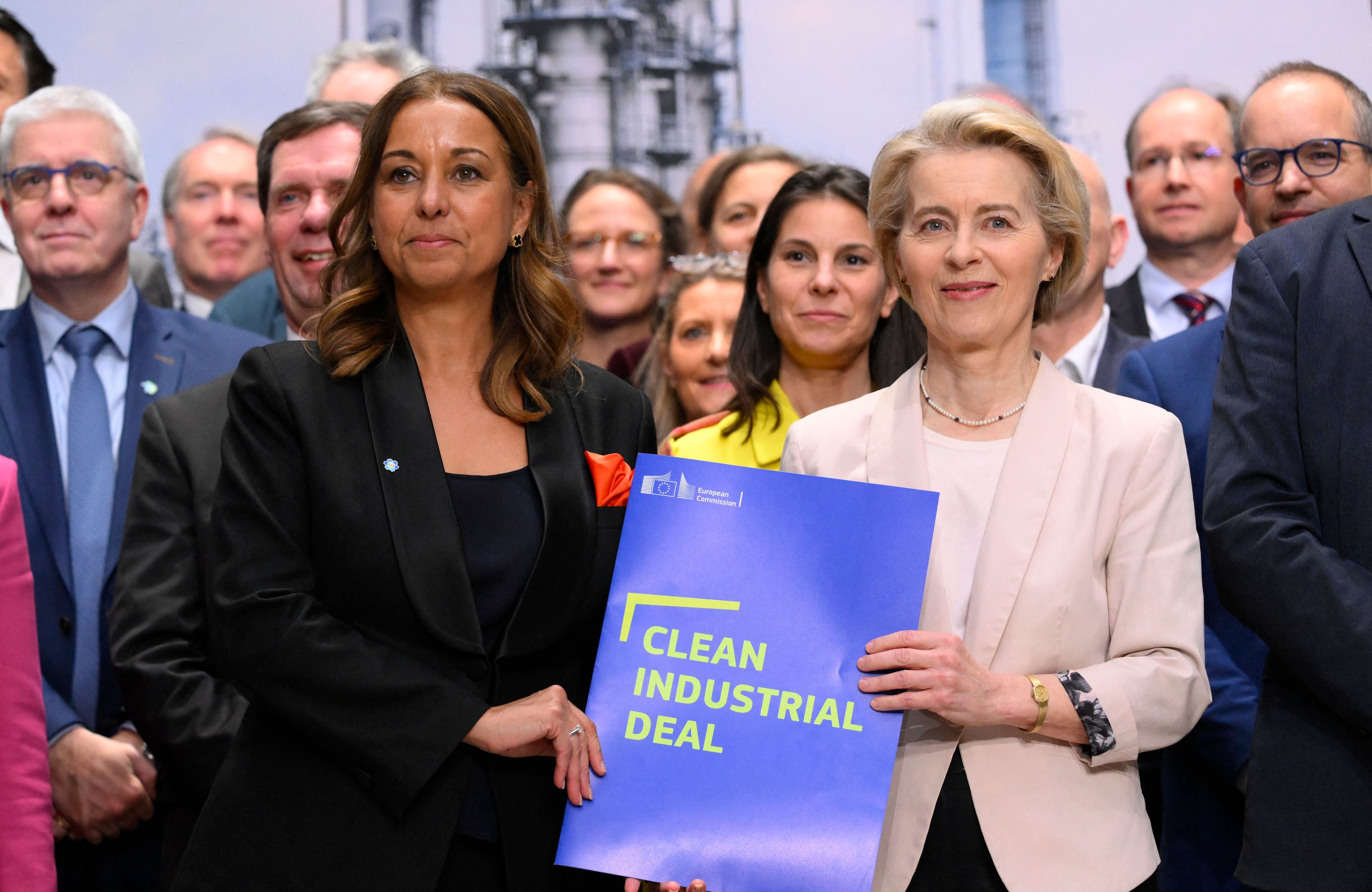 dwie kobiety trzymają plakat z napisem clean industrial deal