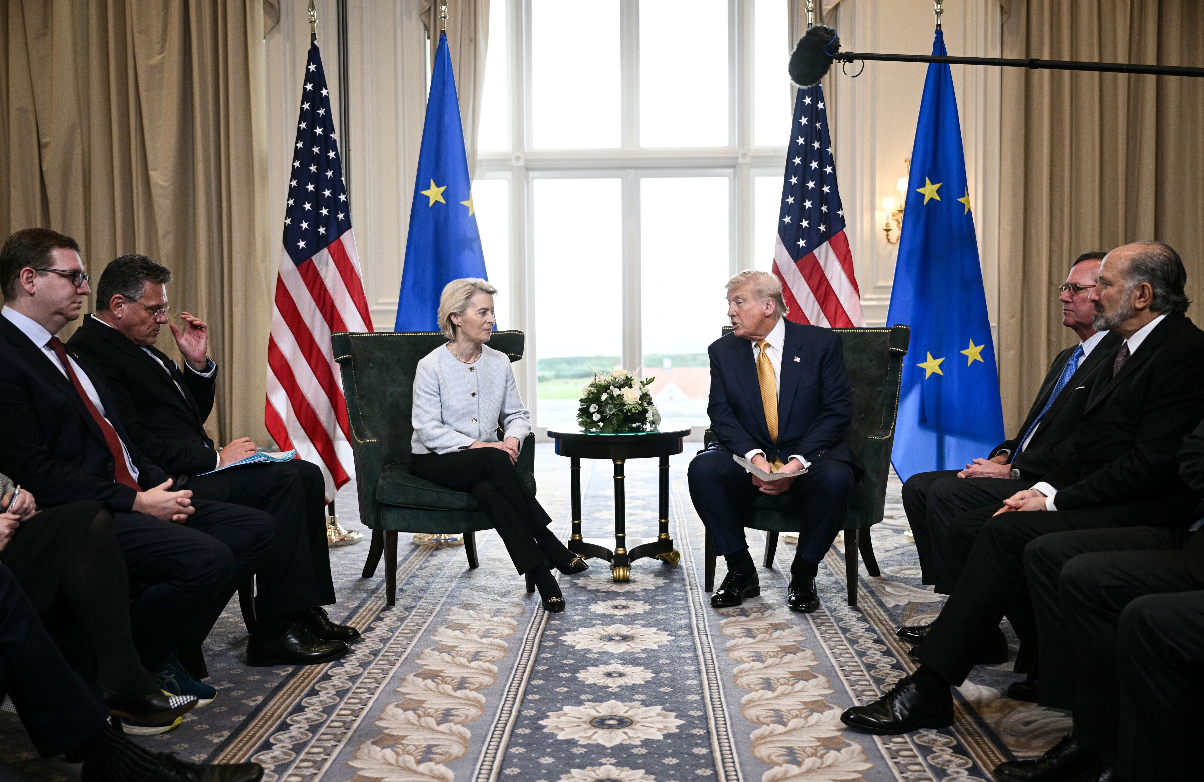 Prezydent Stanów Zjednoczonych Donald Trump (z prawej) i przewodnicząca Komisji Europejskiej Ursula von der Leyen (z lewej), Turnberry, Szkocja, 27.07.2025