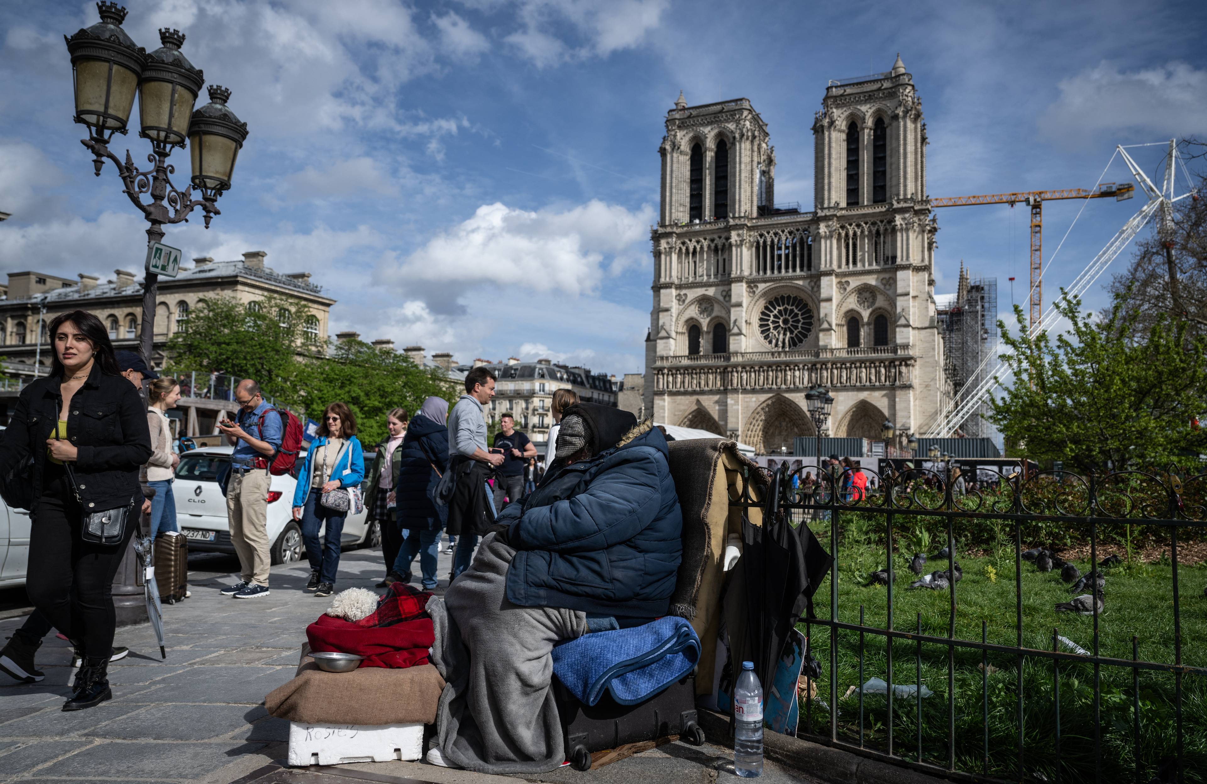 osoby w kyzysie bezdomności przed katedrą Notre-Dame w Paryż