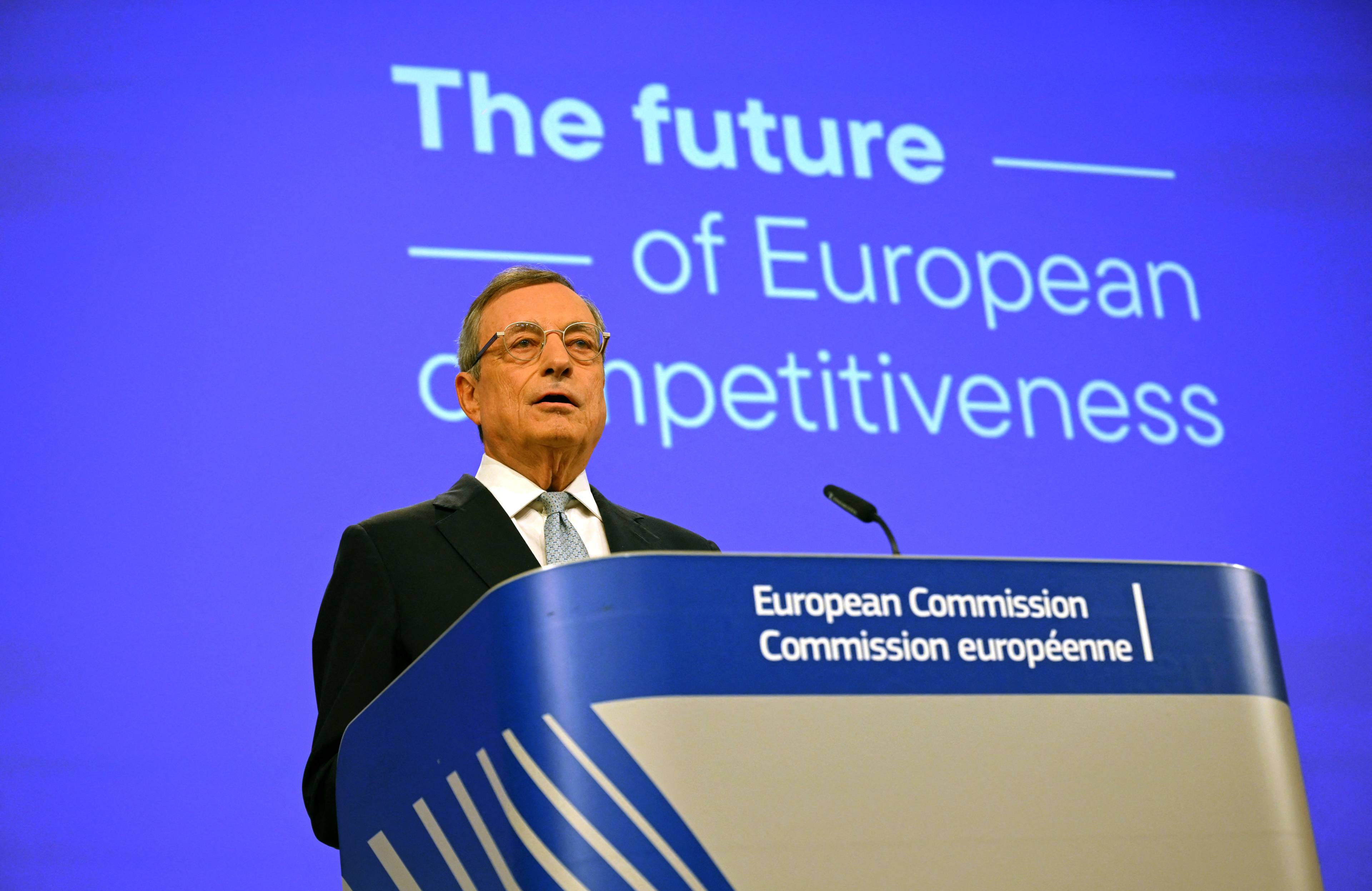 Mario Draghi na niebieskim tle podczas konferencji prasowej