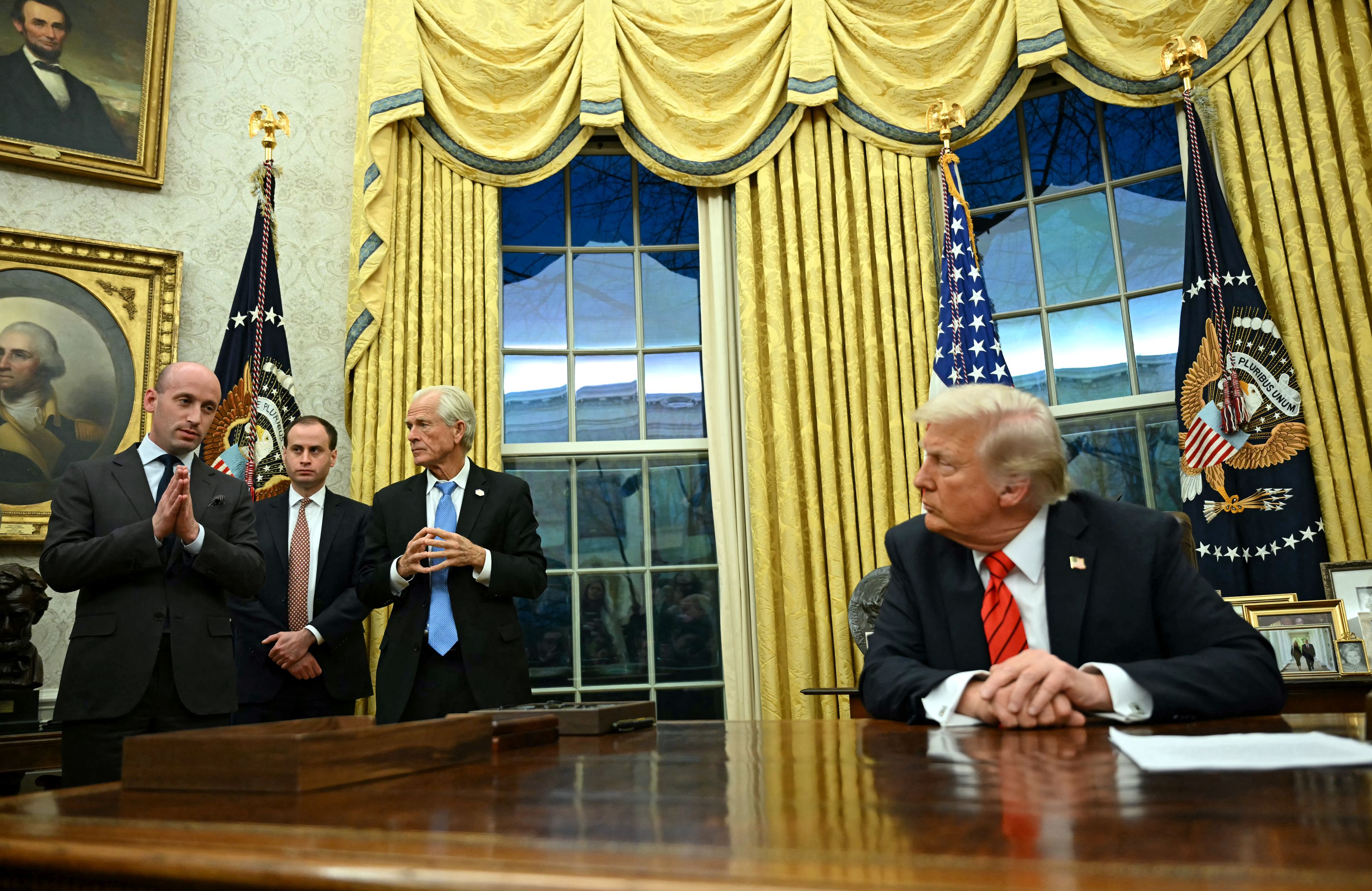 Donald Trump za biurkiem w gabinecie owalnym