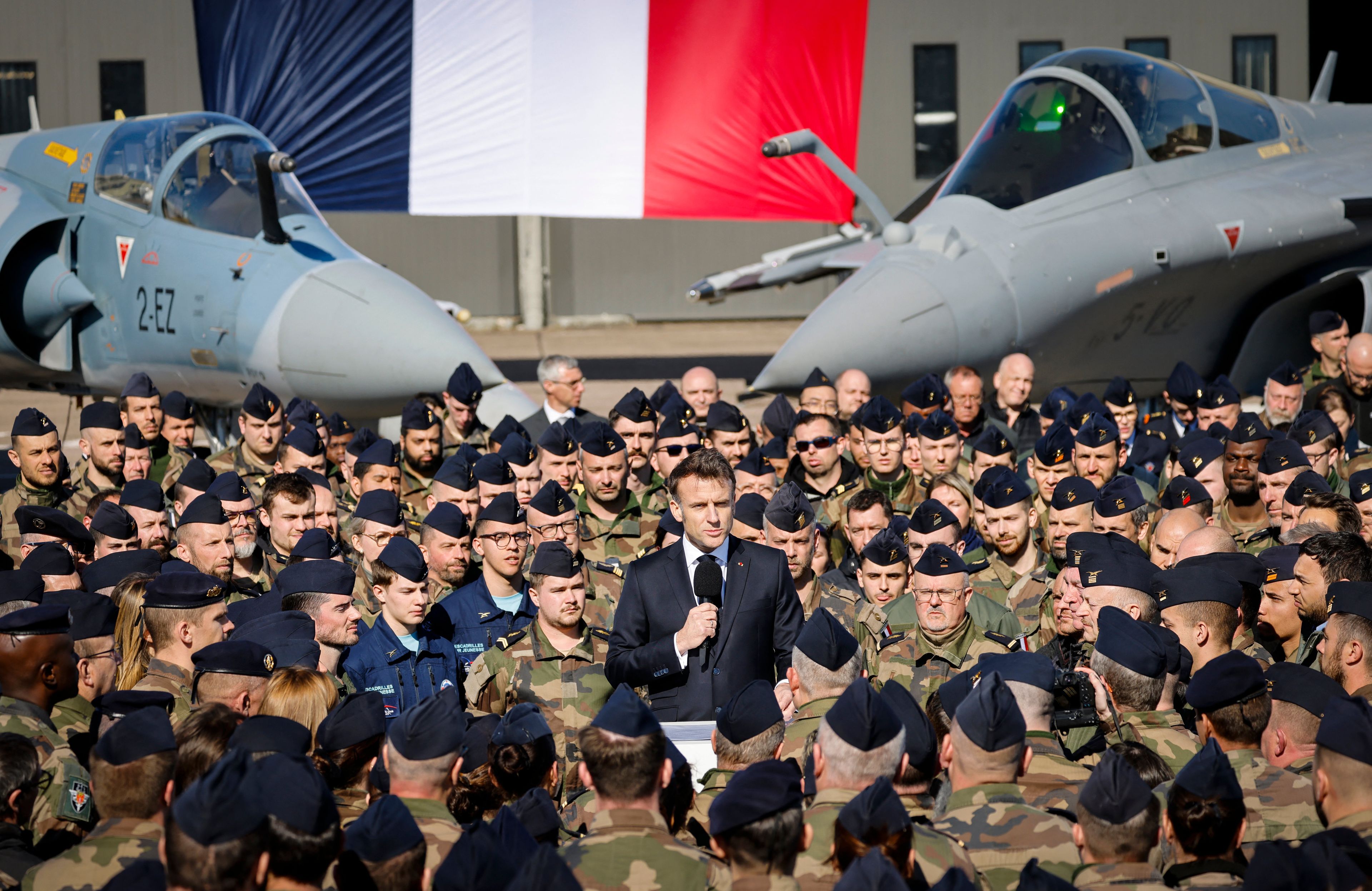 Prezydent Macron przemawia na tle samolotów bojowych Dassault Mirage 2000 (z lewej) i Dassault Rafale (z prawej) w bazie lotniczej na północy Francji. 18.02.2025 r.
