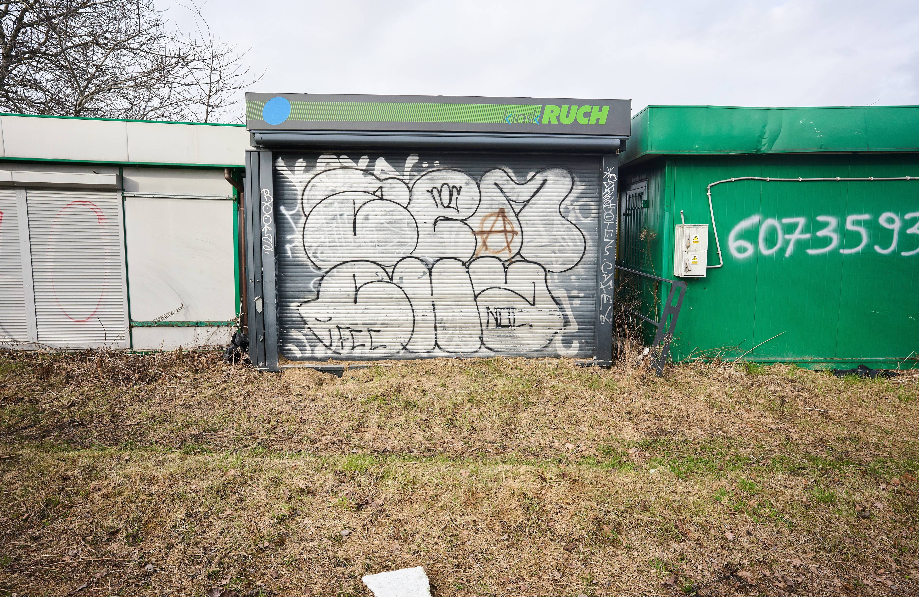 kioski Ruchu na składowisku pod Łodzią w szczerym polu