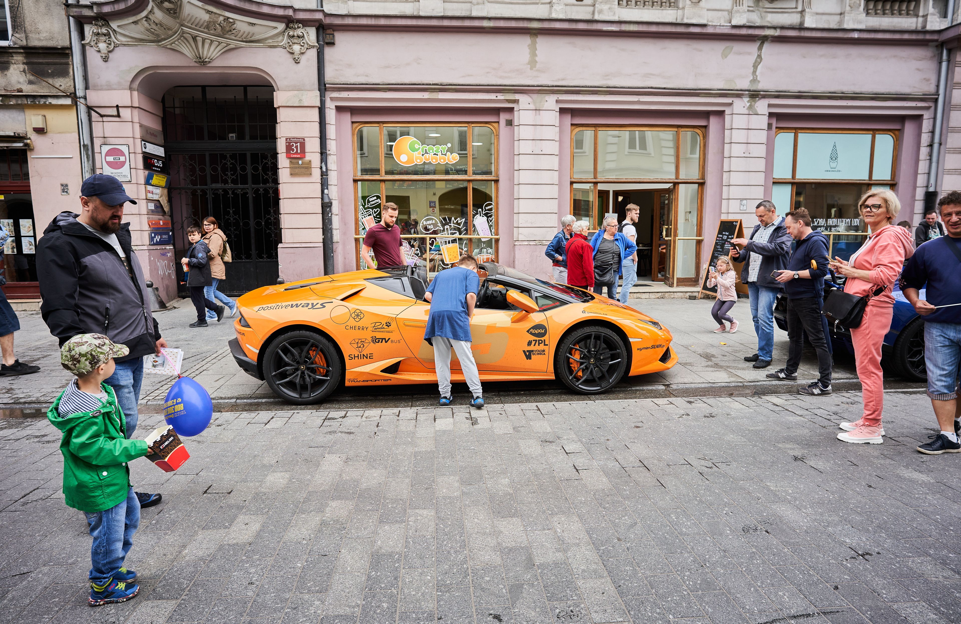 04.06.2022 Lodz , Parada luksusowych samochodow ulica Piotrkowska z okazji dnia dziecka .
Fot. Marcin Stepien / Agencja Wyborcza.pl