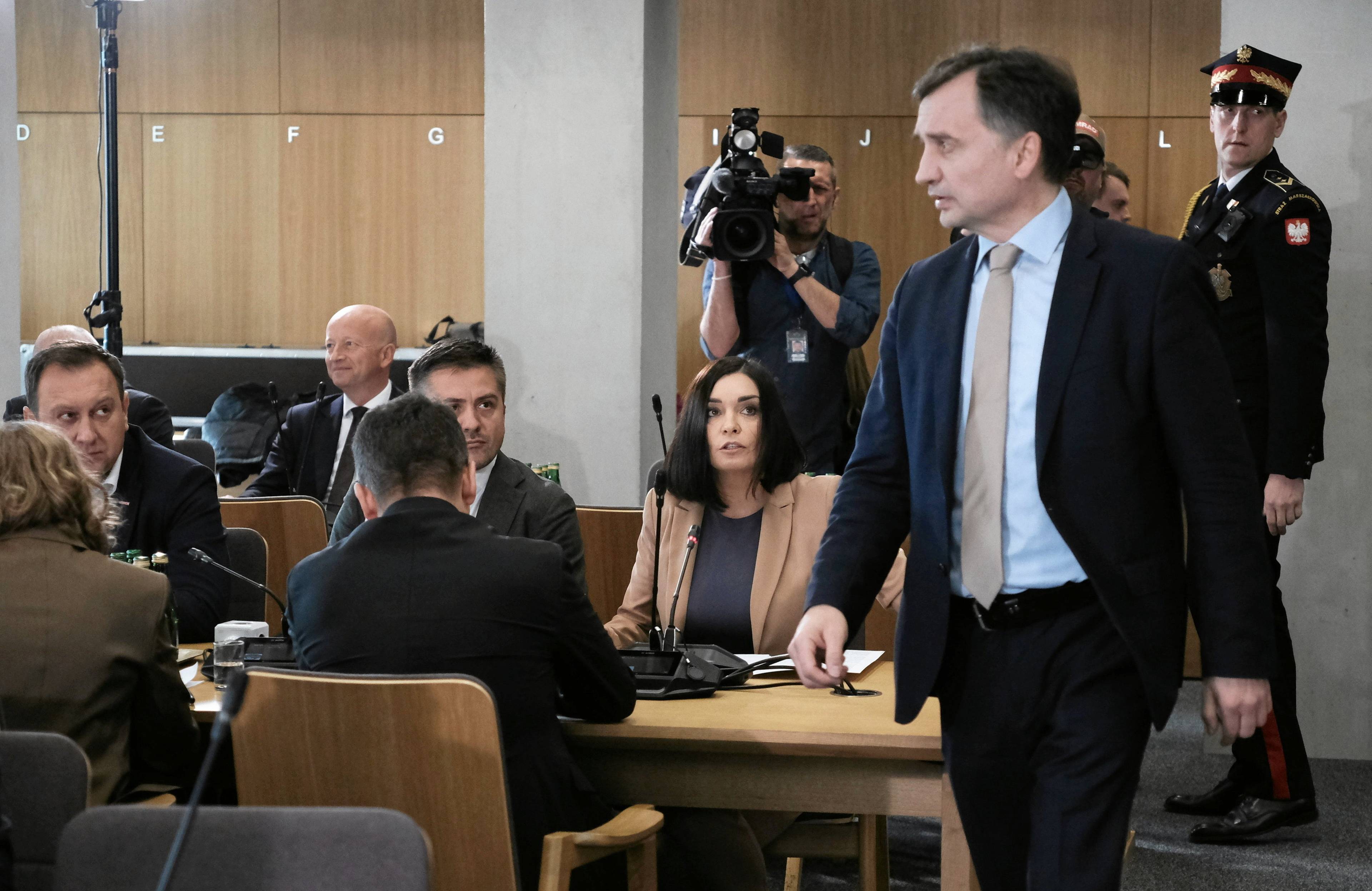 ziobro wchodzi do pomieszczenia, gdzie odbywa się komisja