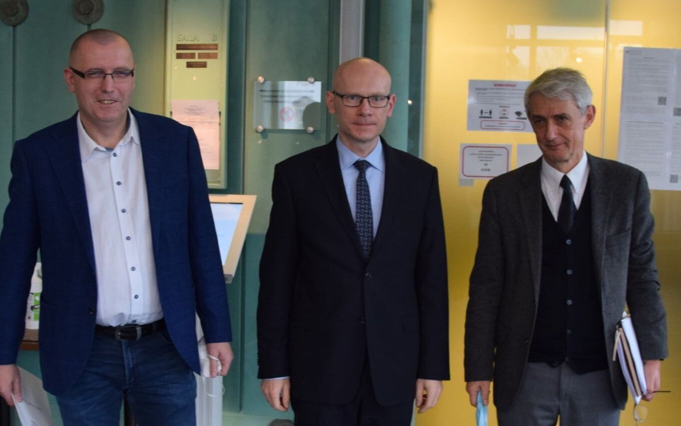 Grafika do artykułu "Chciałem dobrze wykonać swoją robotę". Sprawa zawieszonego sędziego Rutkiewicza odroczona