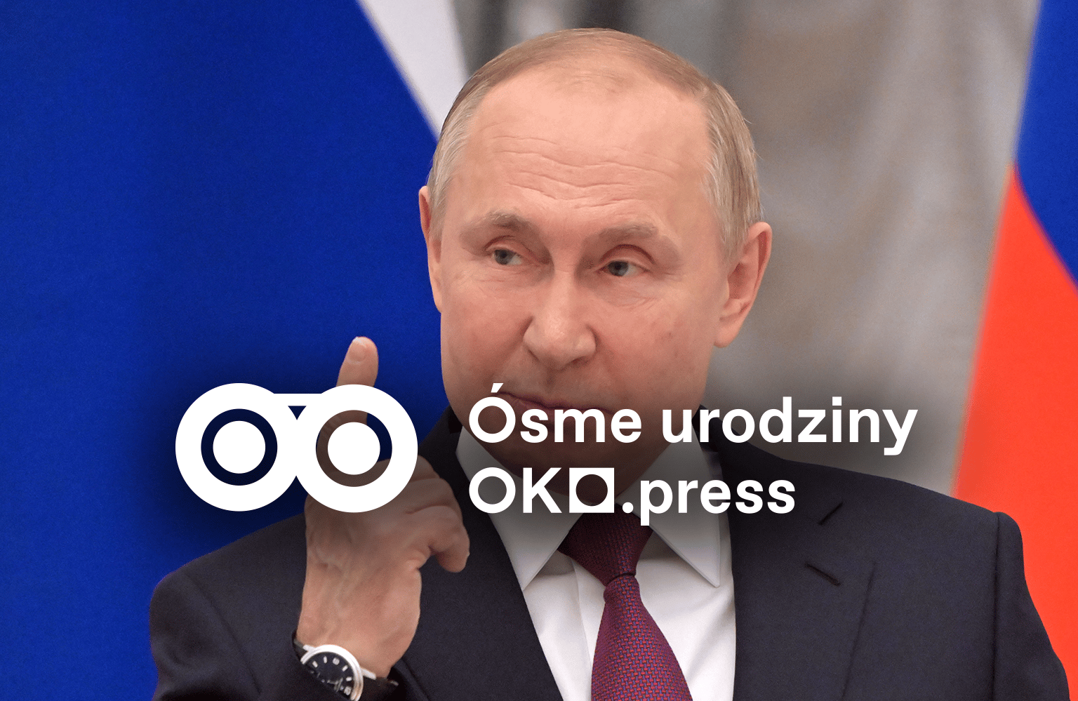 Putin grozący palcem. Napis "Ósme urodziny OKO.press"