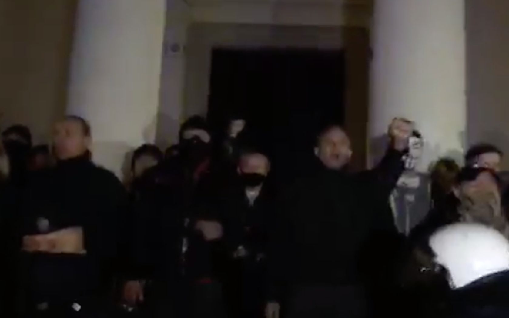 Grafika do artykułu Agresywni nacjonaliści chronią się w kościele podczas piątego dnia Strajku Kobiet