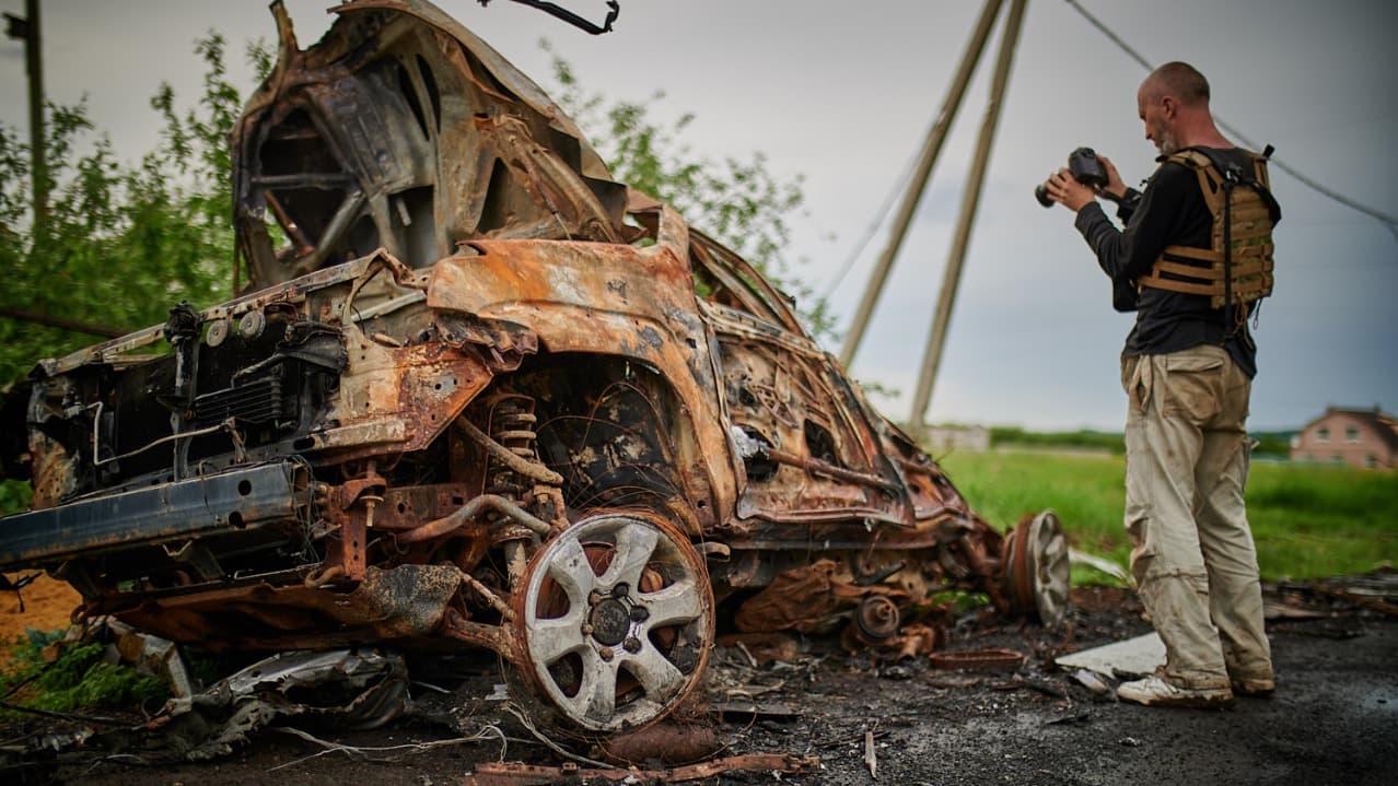 Anton Shcherbakov fotografuje spalony rosyjski czołg