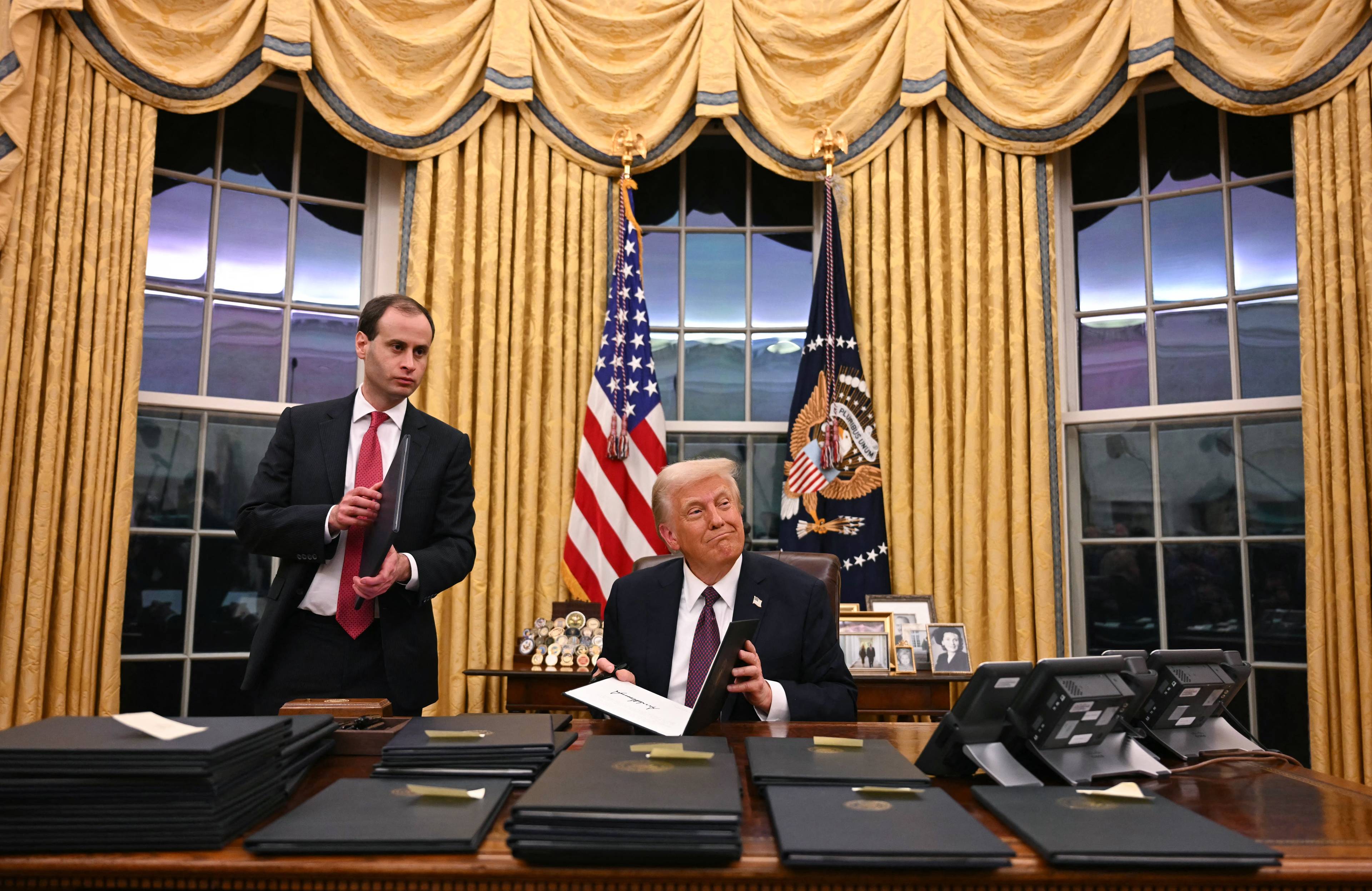 Prezydent USA Donald Trump podpisuje rozporządzenia wykonawcze w Gabinecie Owalnym Białego Domu w Waszyngtonie, 20 stycznia 2025 r.