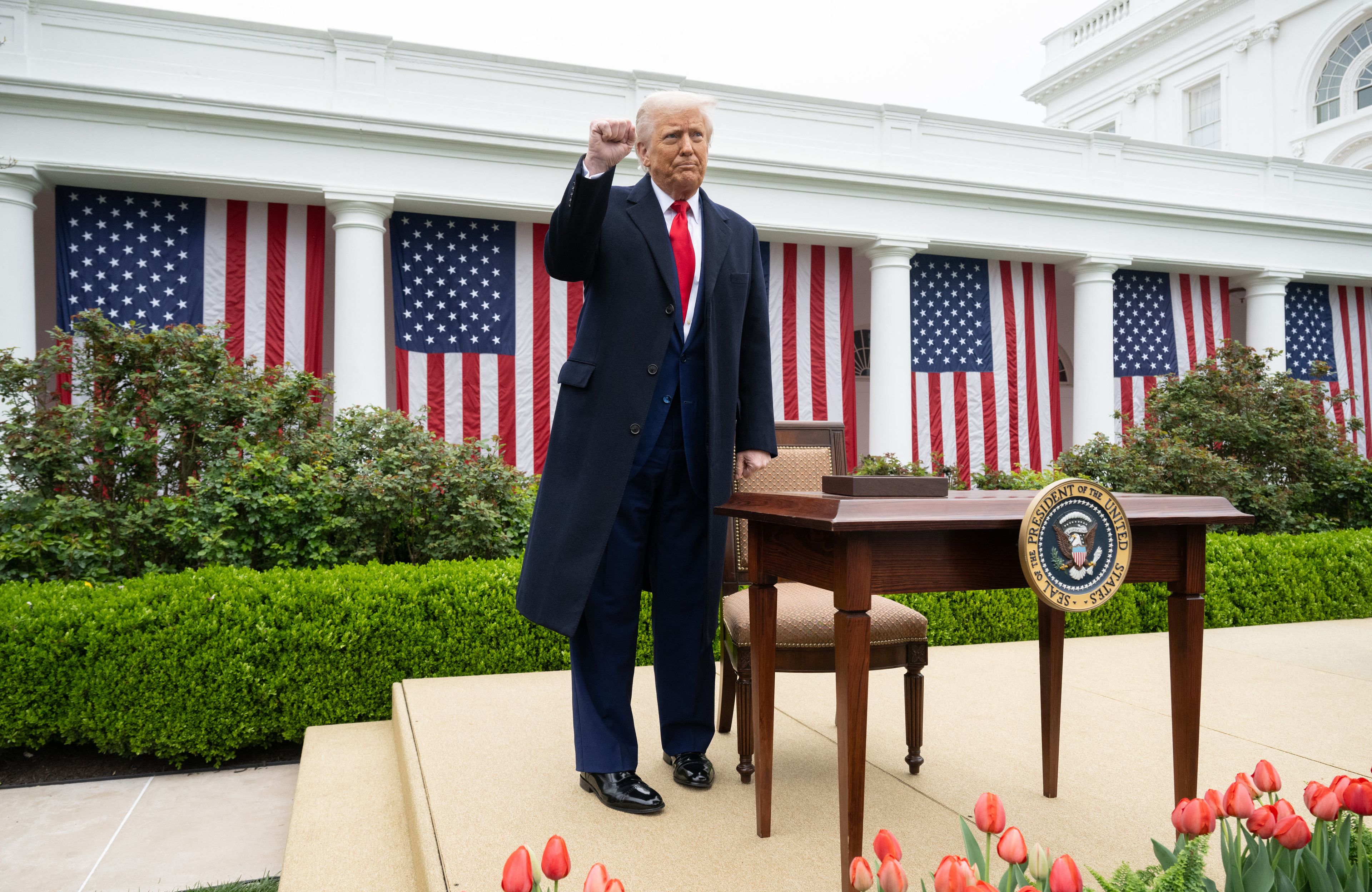 Prezydent Trump podnosi zaciśniętą pięść po podpisaniu rozporządzenia o wprowadzeniu ceł na importowane do USA towary z kilkudziesięciu państw. 2 kwietnia 2025 r.