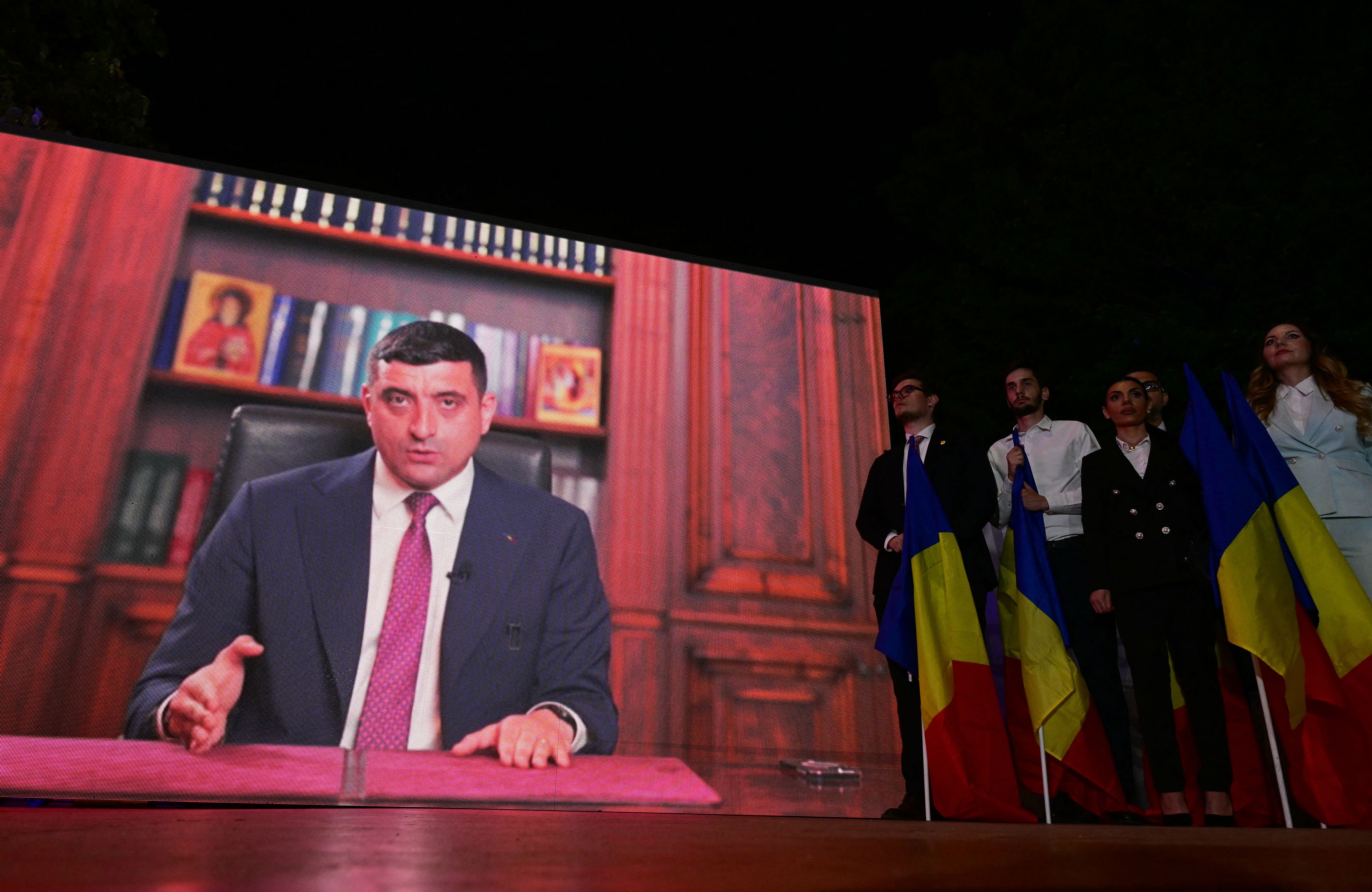 George Simion, lider nacjonalistycznej partii Sojusz na rzecz Jedności Rumunów (AUR), połączył się zdalnie ze swoimi zwolennikami zgromadzonymi pod siedzibą partii w Bukareszcie i wygłosił krótkie orędzie. Według sondaży exit poll Simion wygrał pierwszą turę powtórzonych wyborów prezydenckich w Rumunii 4 maja 2025.