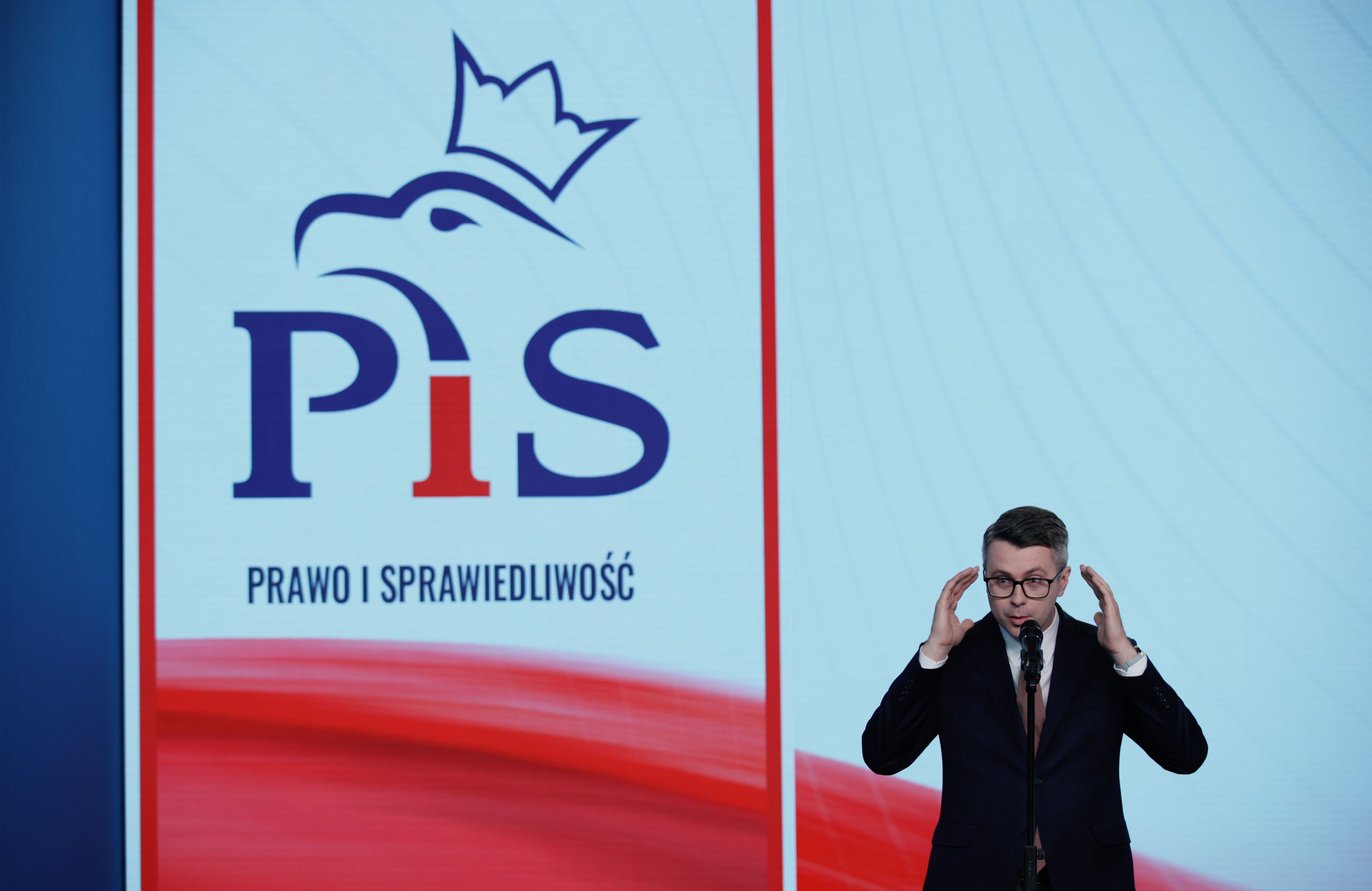 17.07.2025 Warszawa , ulica Nowogrodzka 84/86 , siedziba partii Prawo i Sprawiedliwosc. Europosel PiS Piotr Mueller podczas konferencji prasowej w sprawie budzetu unijnego .
Fot. Dawid Zuchowicz / Agencja Wyborcza.pl