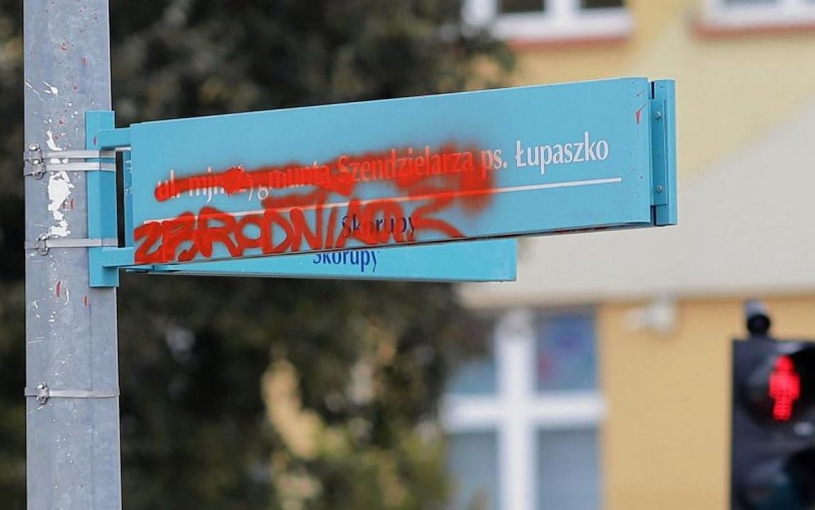 Grafika do artykułu Skąd ta furia Rachonia w TVP? OKO.press wyjaśnia, na czym polega spór o zbrodnie żołnierzy „Łupaszki”