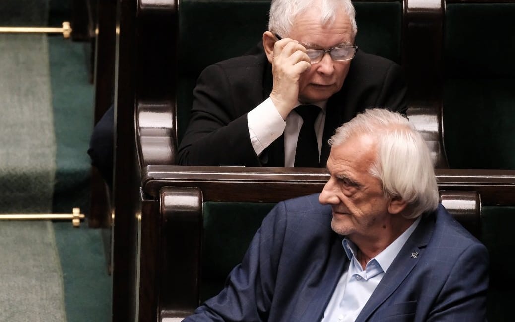 15.07.2020 Warszawa , uica Wiejska . Sejm . Jaroslaw Kaczynski (G), wicemarszalek Sejmu Ryszard Terlecki  (D) podczas debaty nad wnioskiem opozycji o wotum nieufnosci dla ministra spraw wewnetrznych i administracji Mariusza Kaminskiego .
Fot. Slawomir Kaminski / Agencja Gazeta