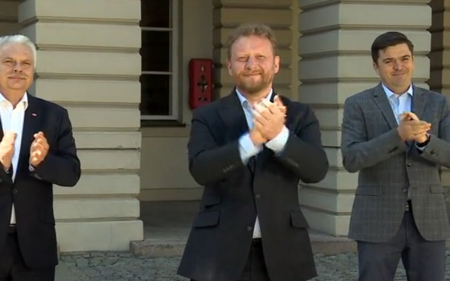 Grafika do artykułu Za kłamstwa, narażanie życia obywateli, nękanie medyków. Lekarze oskarżają Szumowskiego i Radziwiłła