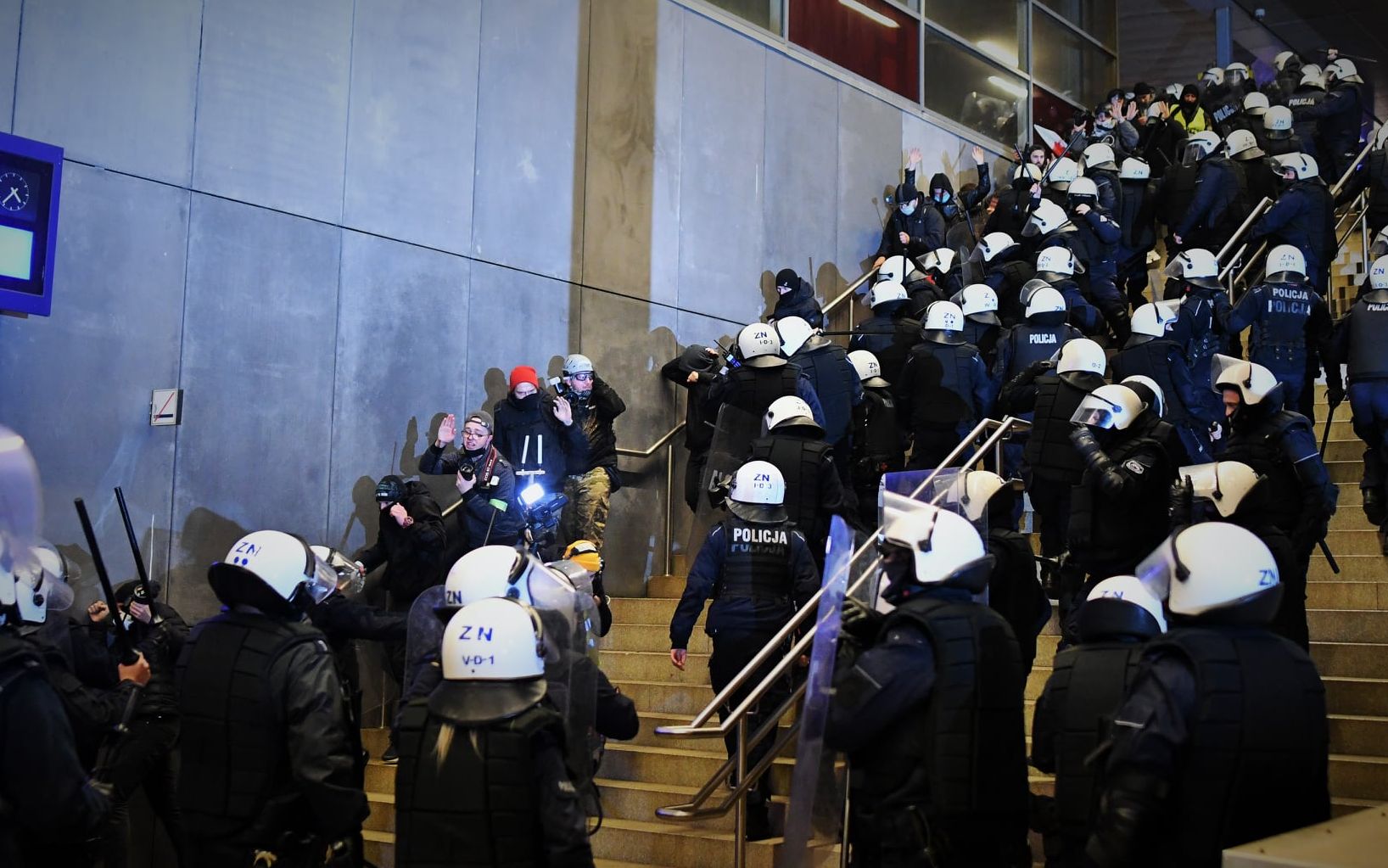 Grafika do artykułu "Krzyczeliśmy, że jesteśmy z prasy". Dlaczego policja spałowała dziennikarzy?