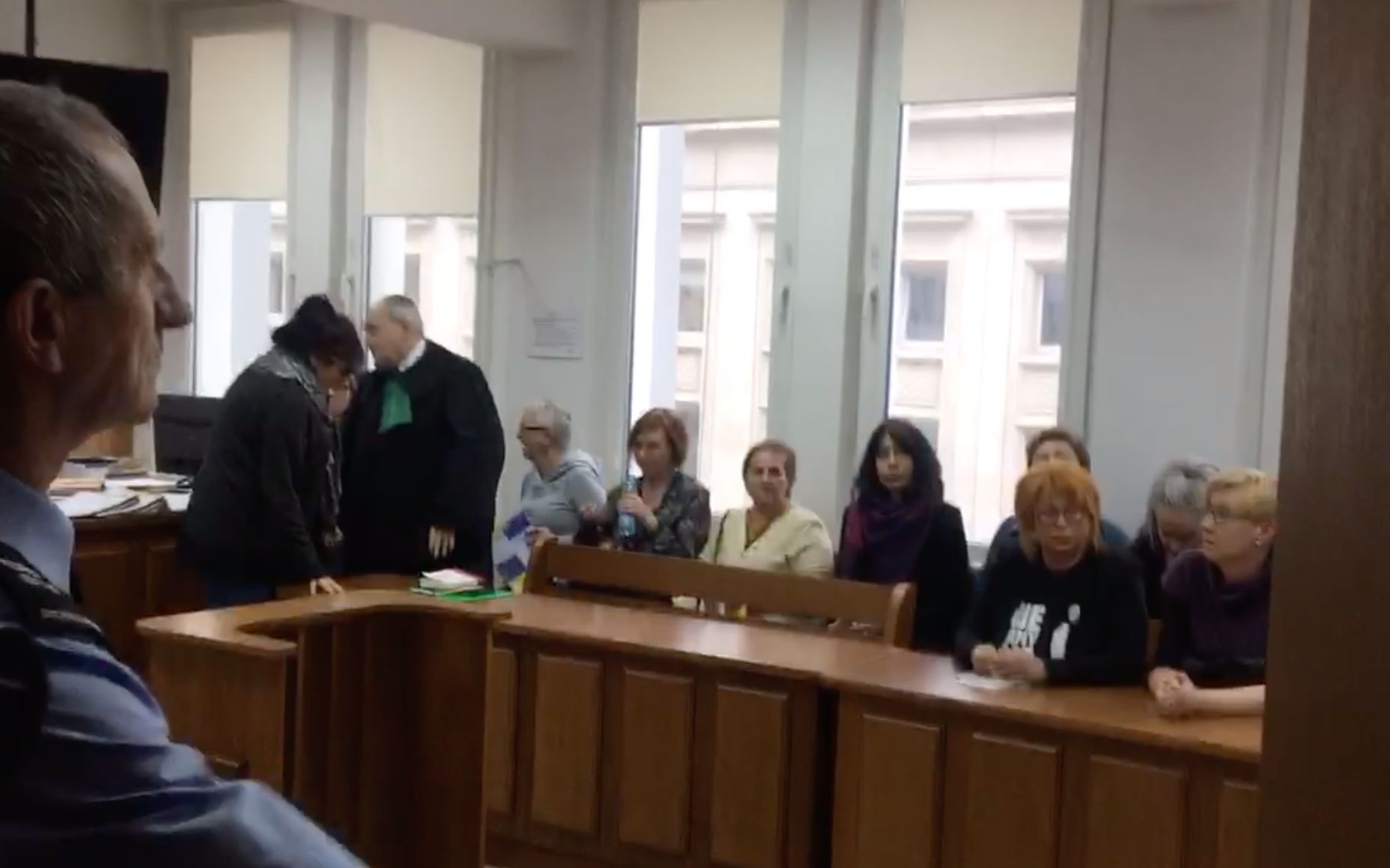 Grafika do artykułu Sąd: będzie postępowanie przeciwko narodowcom, którzy zaatakowali kobiety blokujące Marsz Niepodległości