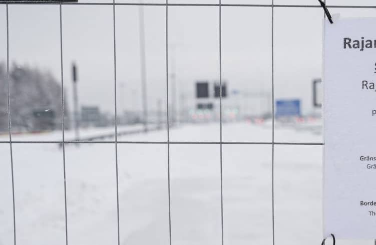 Siatka na granicy Finlandia Rosja, napis "Przejście jest zamknięte"