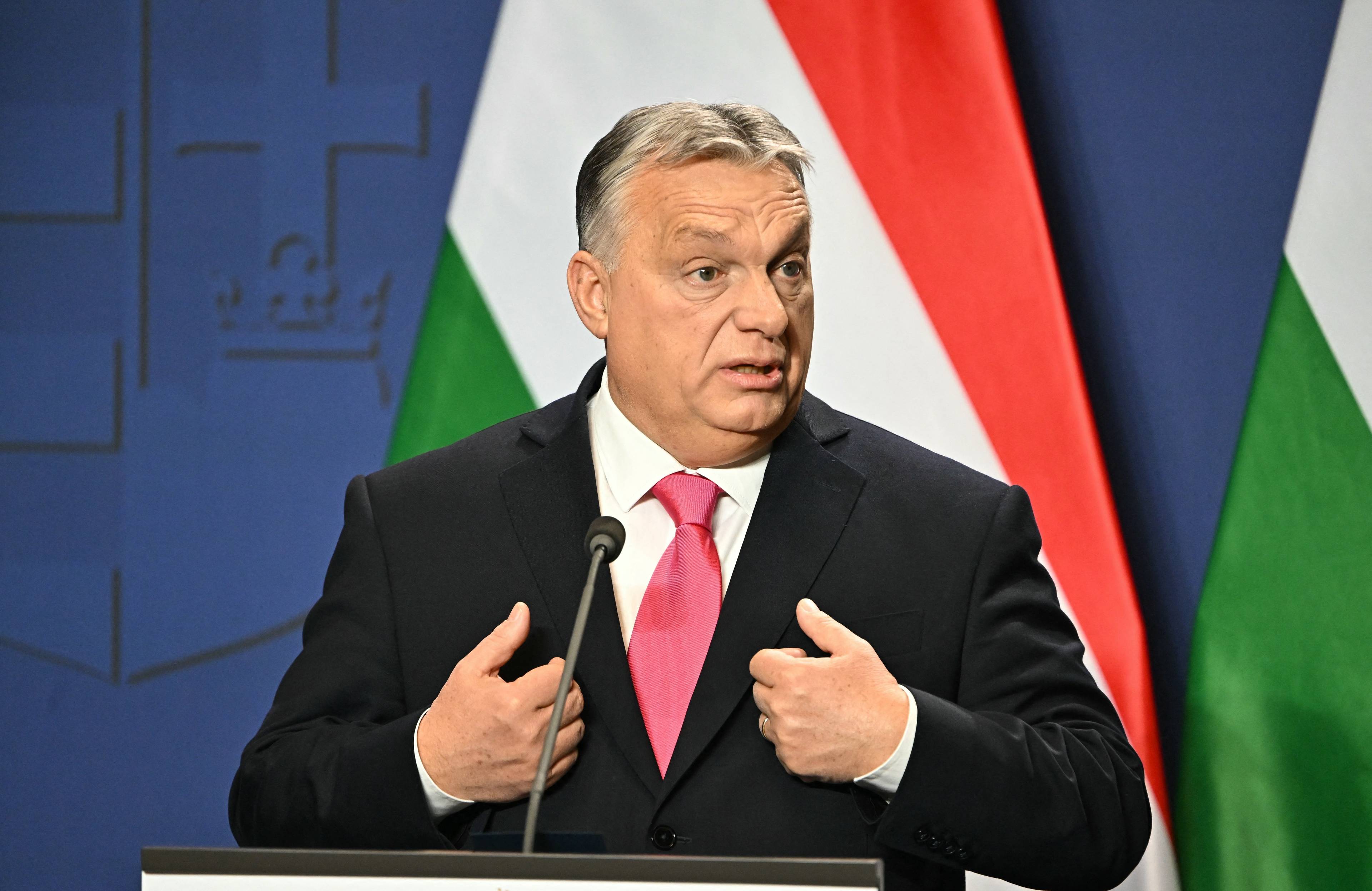 Viktor Orban bardzo zdziwiony na tle węgierskich flag