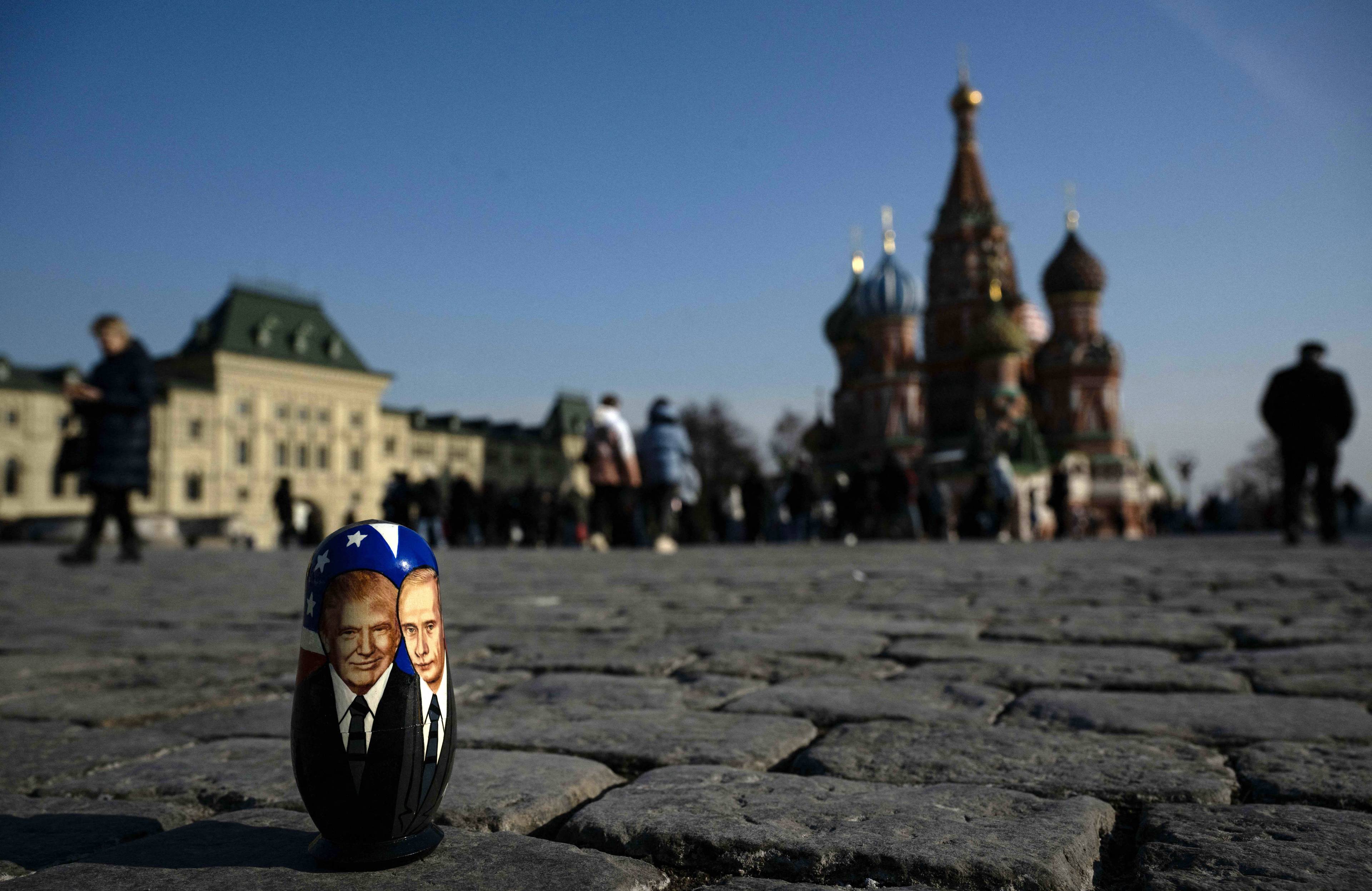 Figurka z twarzami Trumpa i Putina na Placu Czerwonym w Moskwie