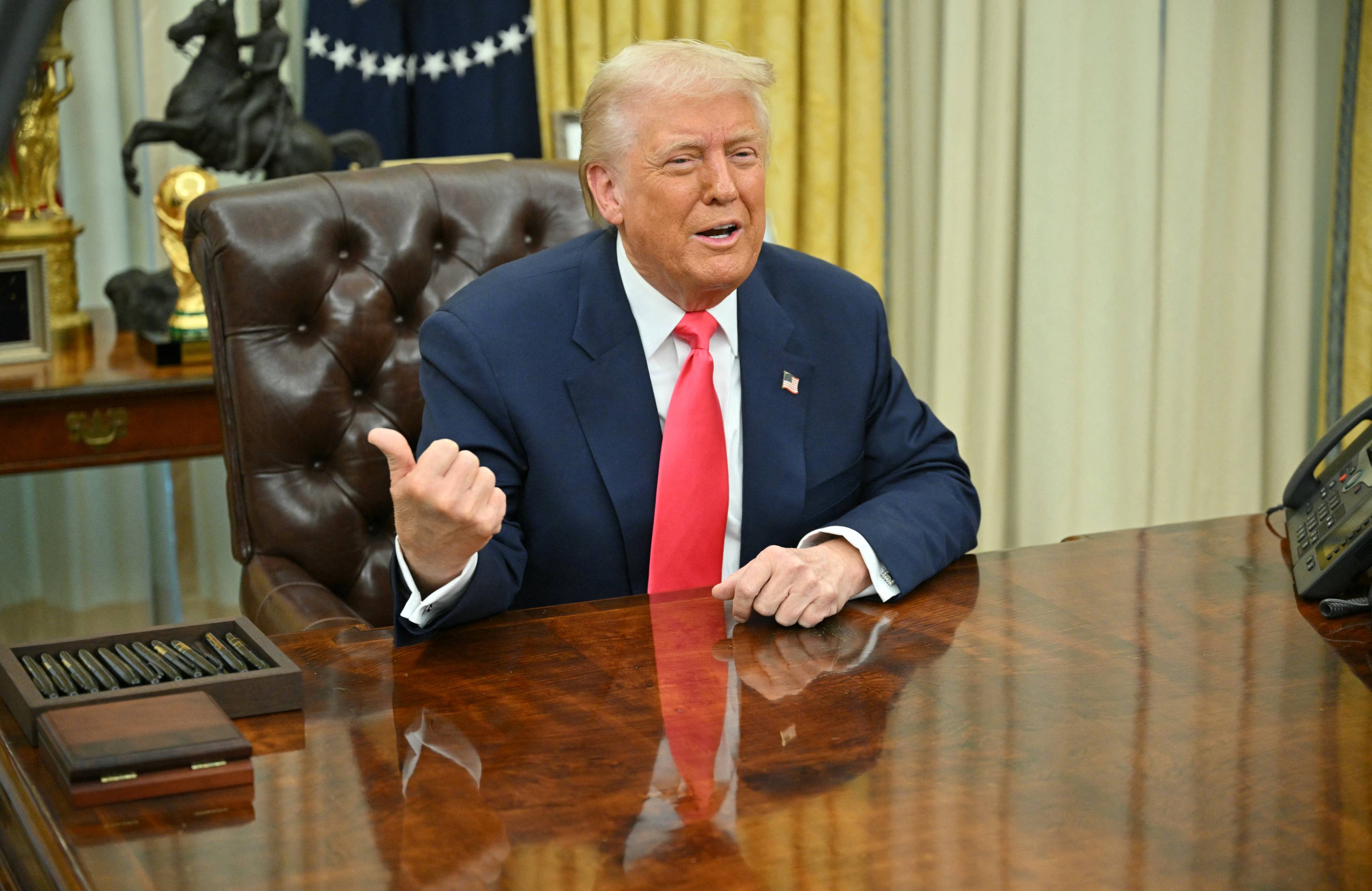 Donald Trump za biurkiem w Gabinecie Owalnym
