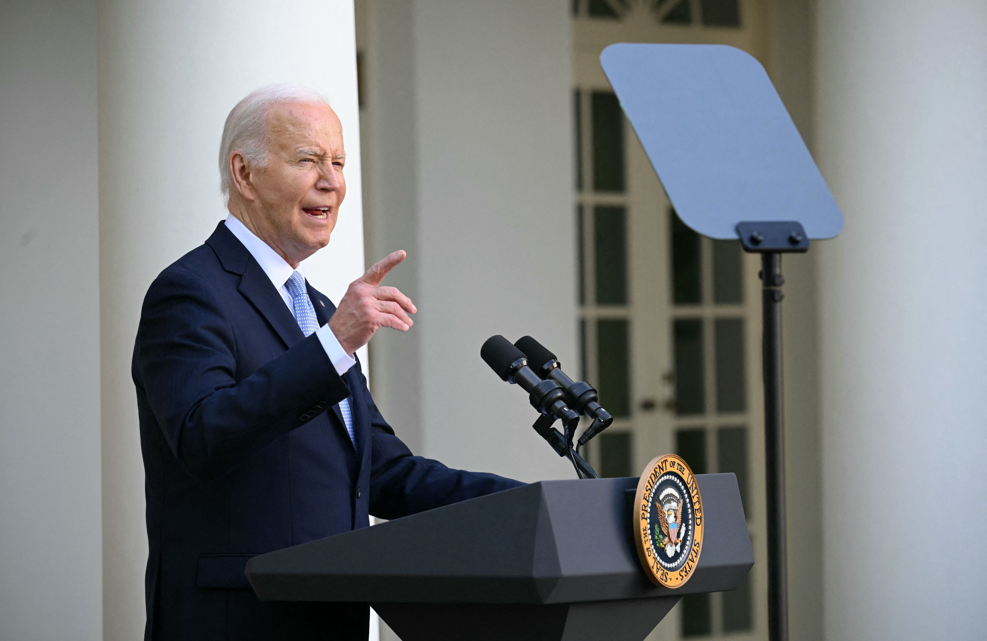 Prezydent USA Joe Biden przemawia na trawniku przed Białym Domem, patrzy w teleprompter