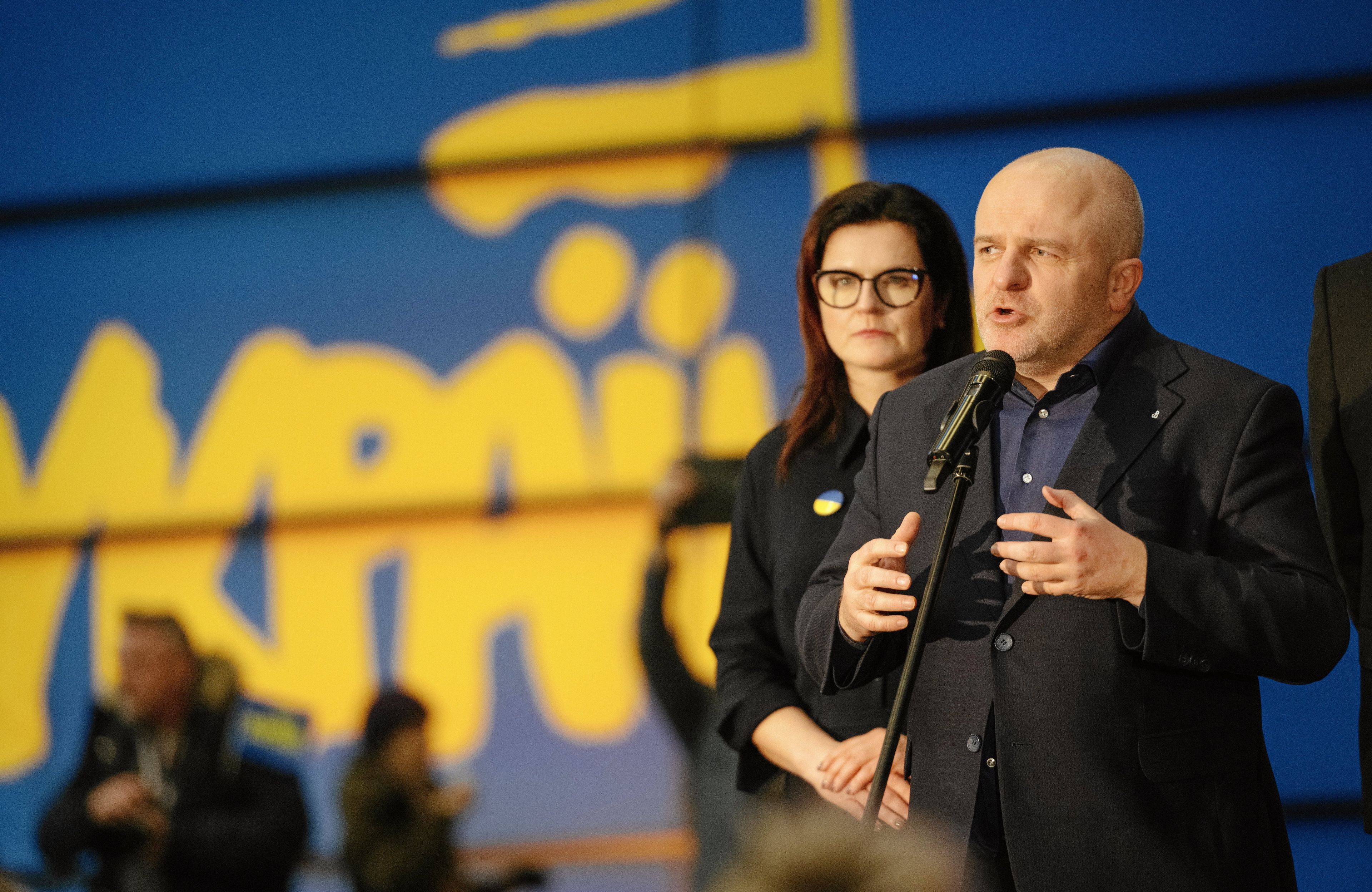 Paweł Kowal na tle napisu "Ukraina" wpisanego w logo Solidarności