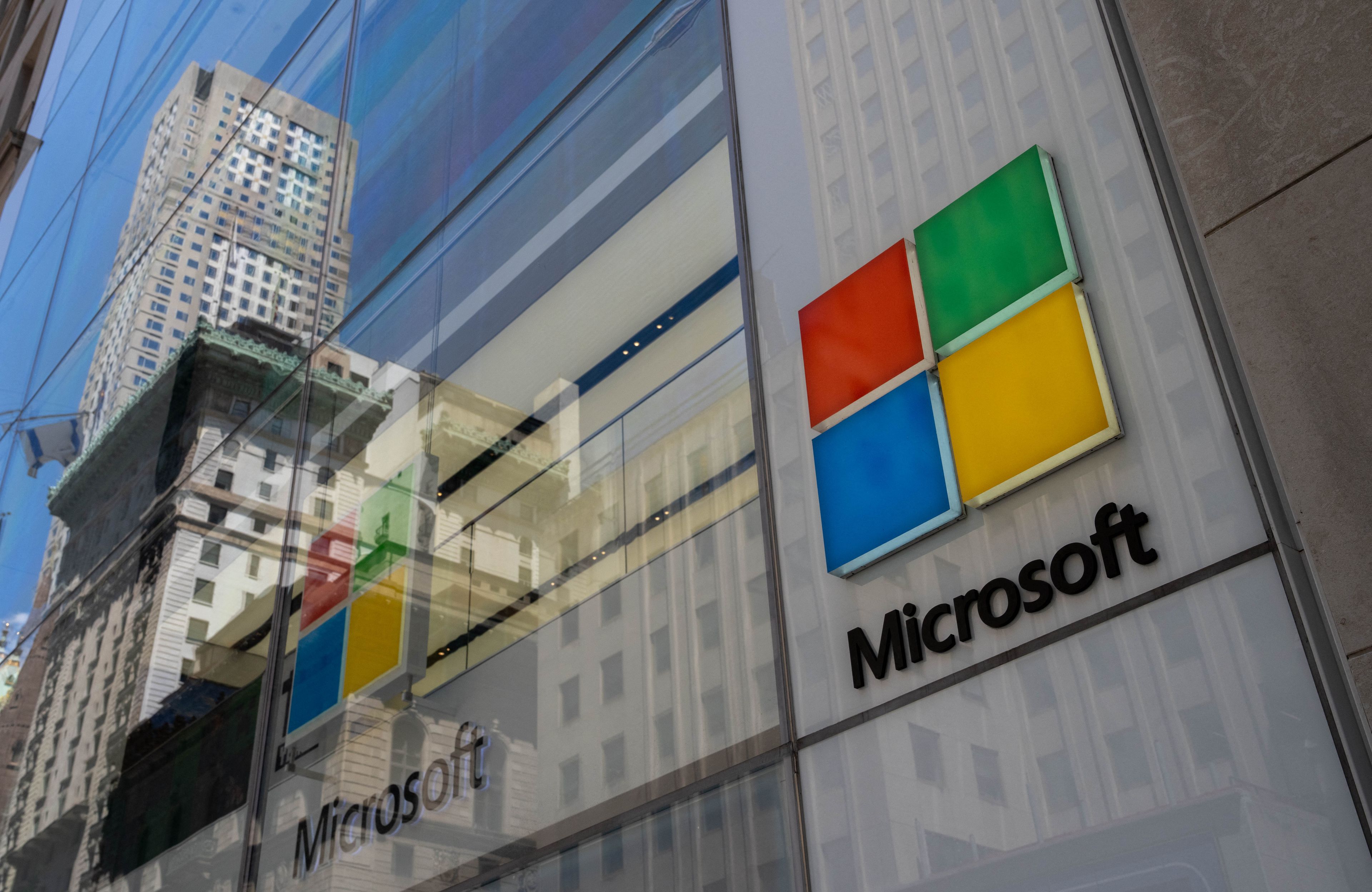 Budynek z wielkimi napisami Microsoft