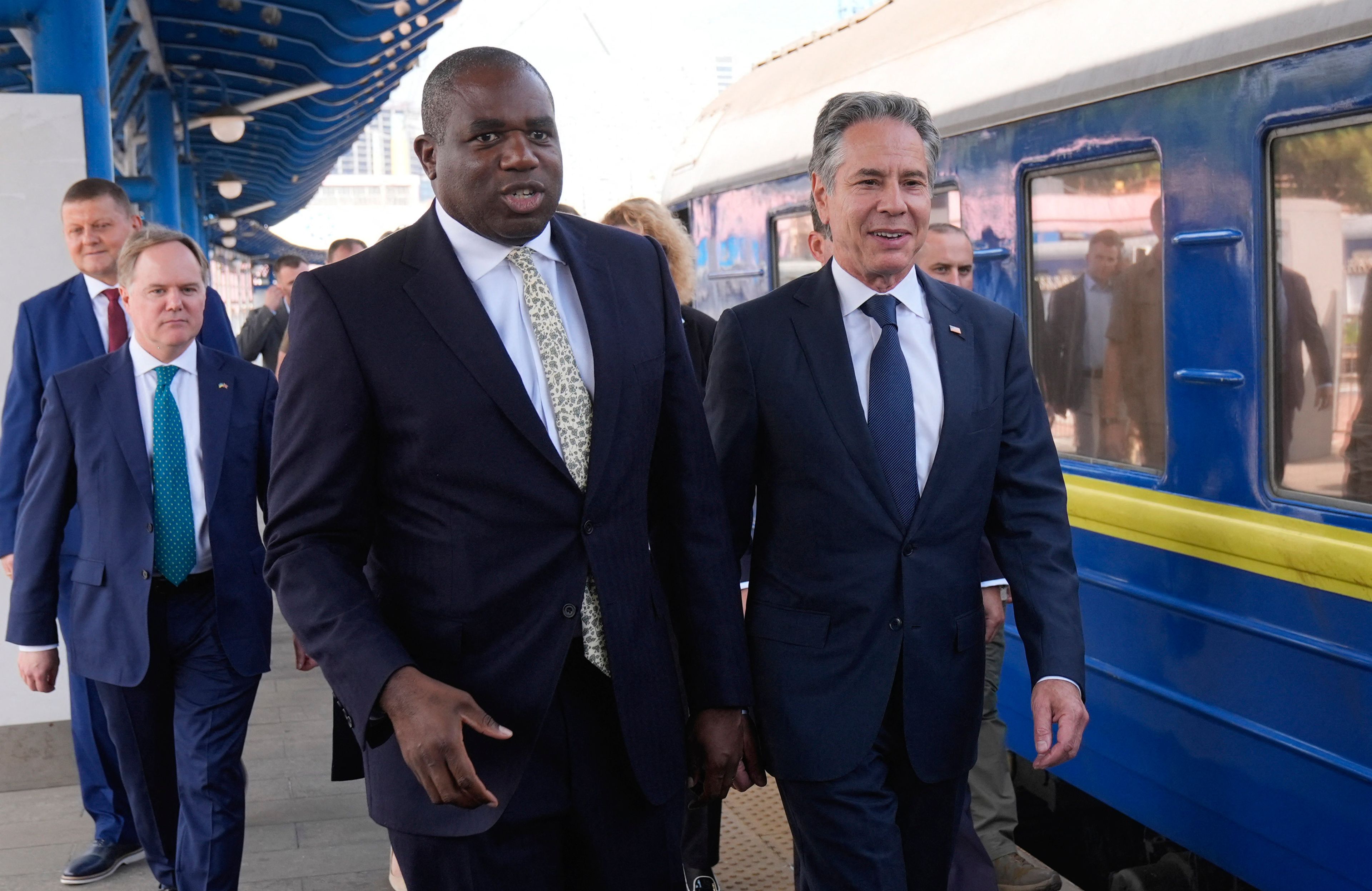 Anthony Blinken i David Lammy na dworcu kolejowym w Kijowie