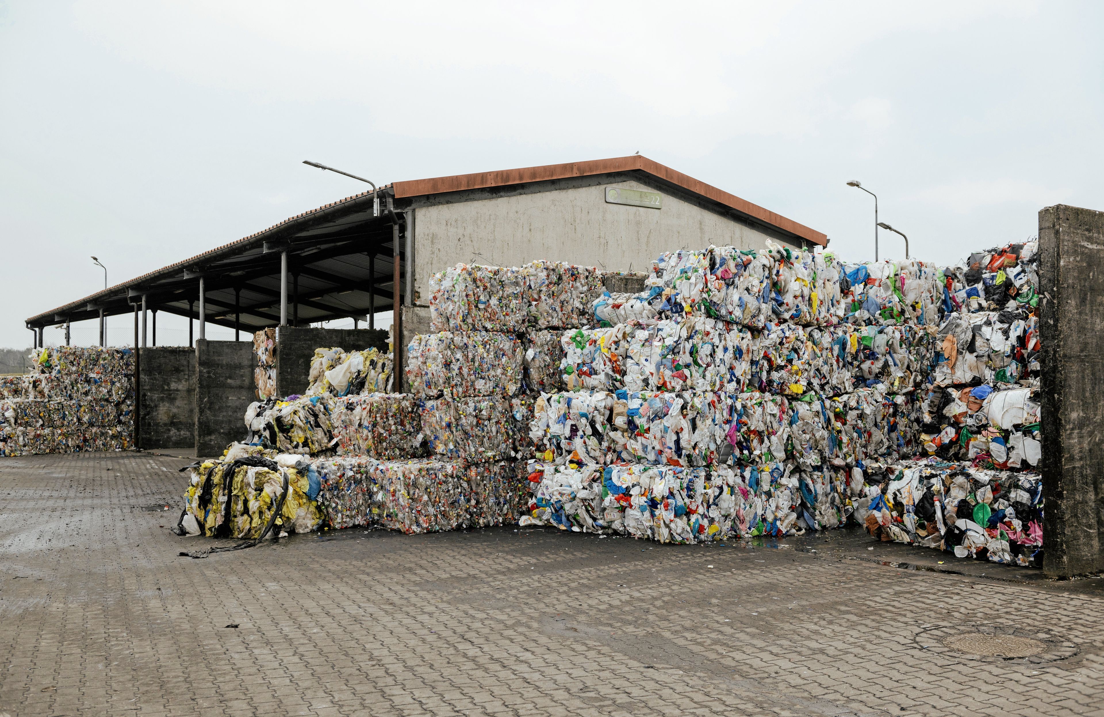 stosy powiązanych w paczki odpadów plastikowych na placu