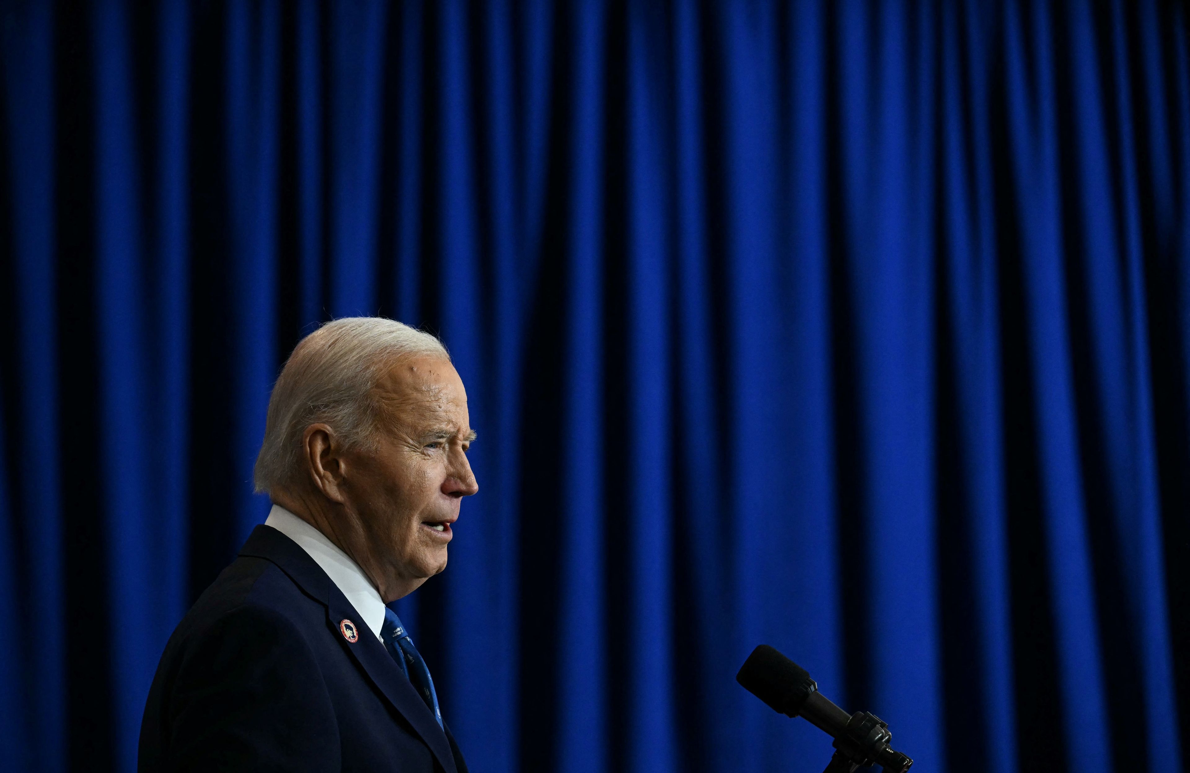 Prezydent USA Joe Biden na tle niebieskiej tkaniny