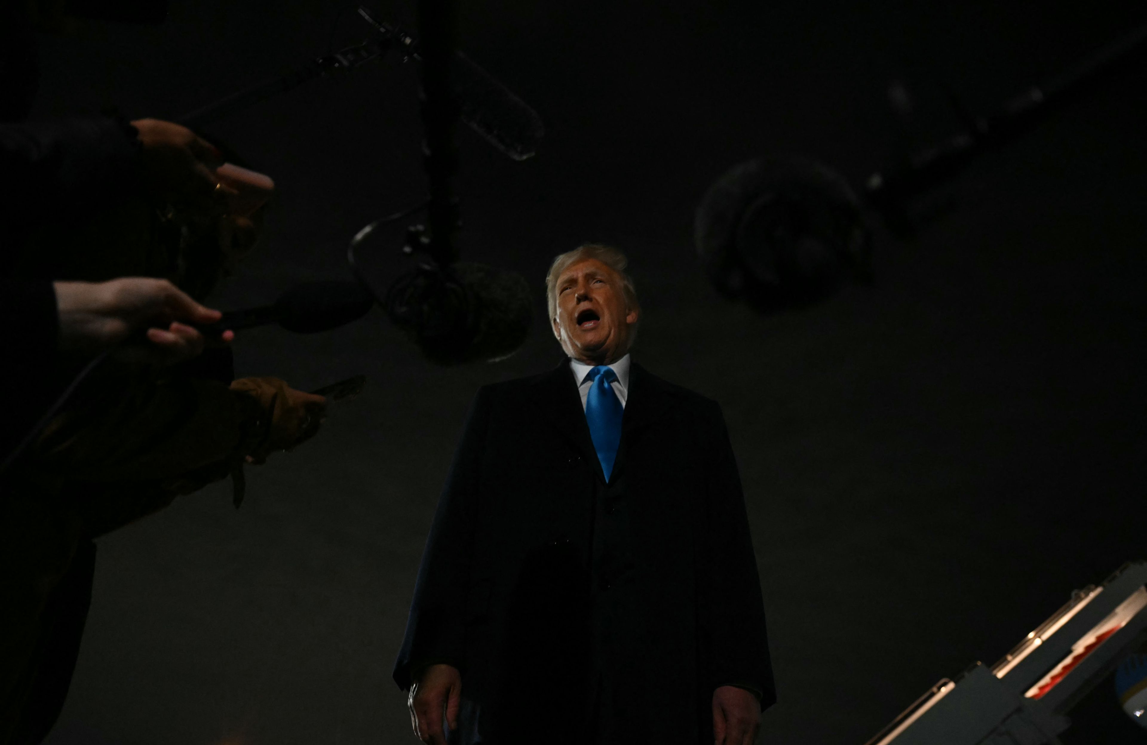 Donald Trump odpowiada na pytania reporterów w ciemności