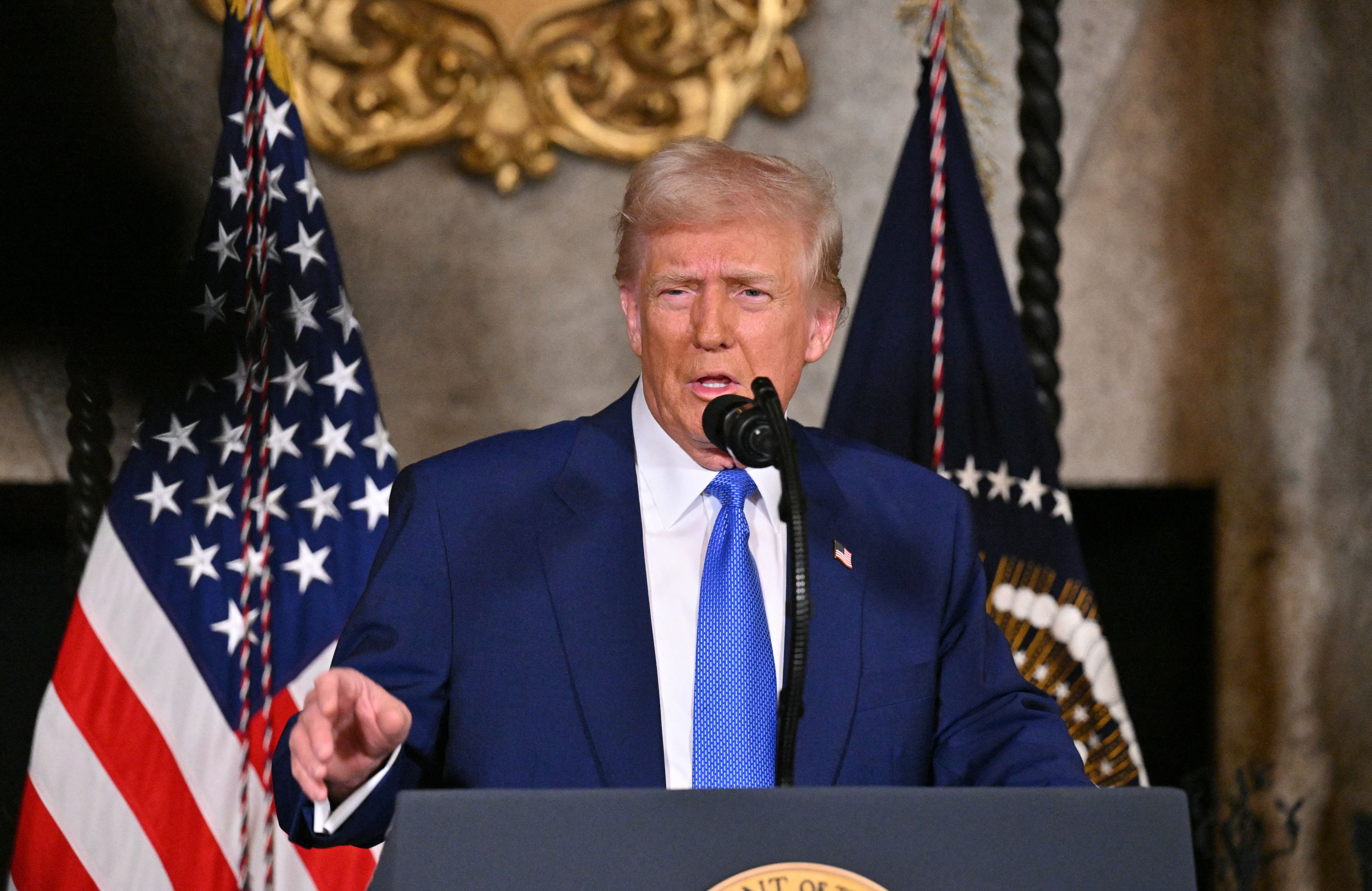 Prezydent USA Donald Trump przemawia podczas konferencji prasowej Mar-a-Lago w Palm Beach na Florydzie, 18 lutego 2025 r.