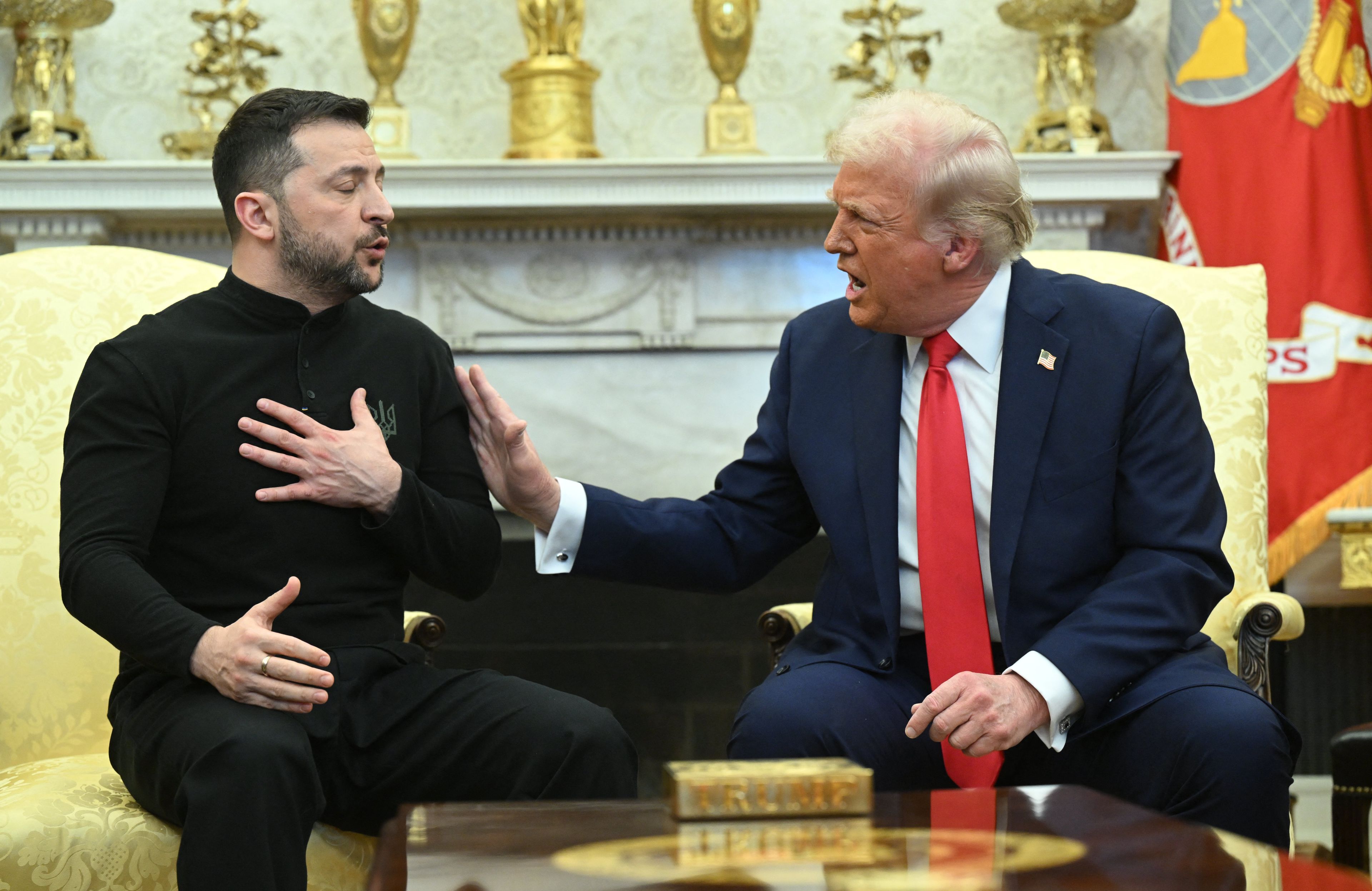 Donald Trump wrzeszczy na Wołodymyra Zełenskiego przed kominkiem