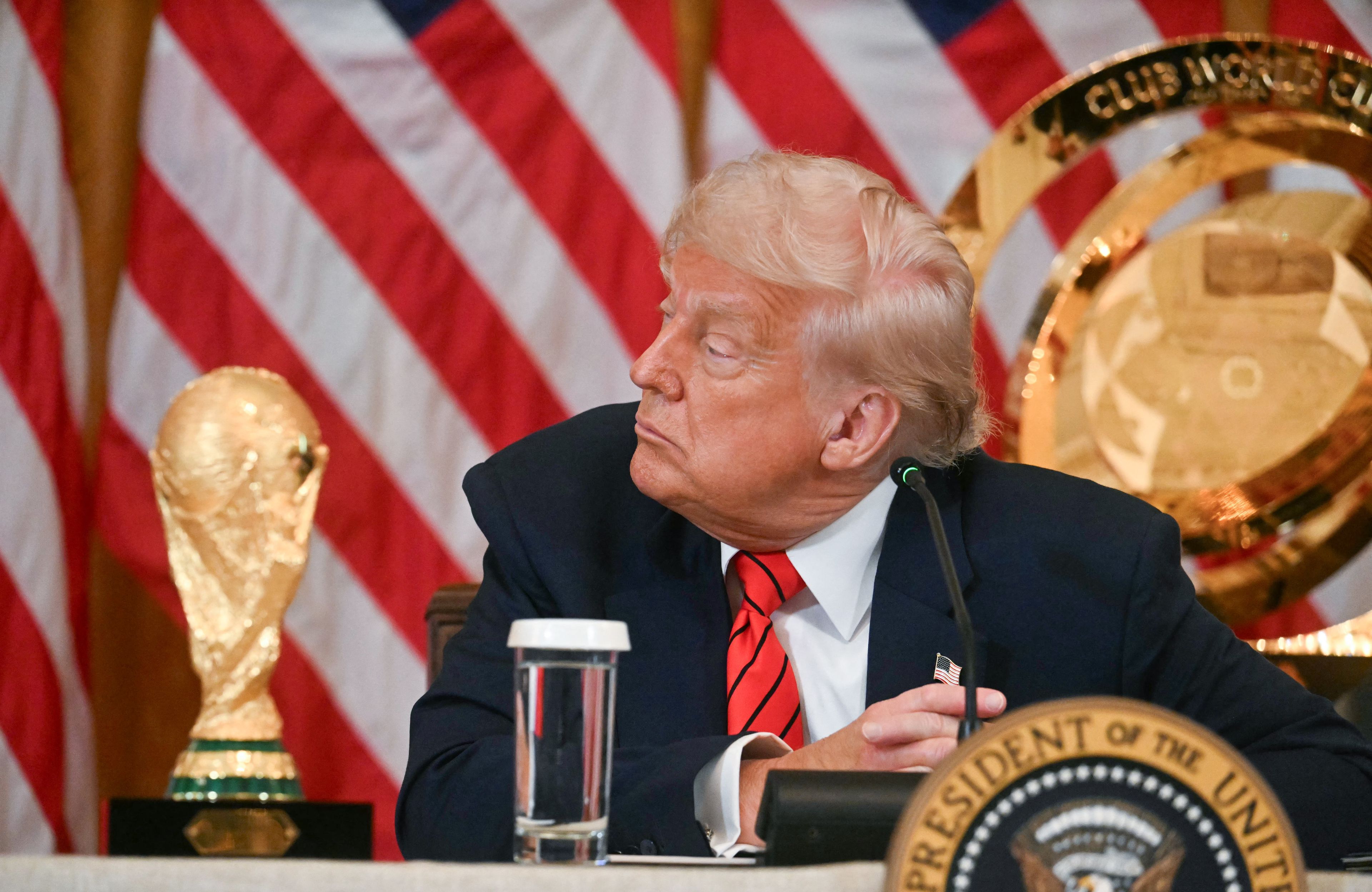 Prezydent Donald Trump w Gabinecie Owalnym, 6 maja 2025 r.