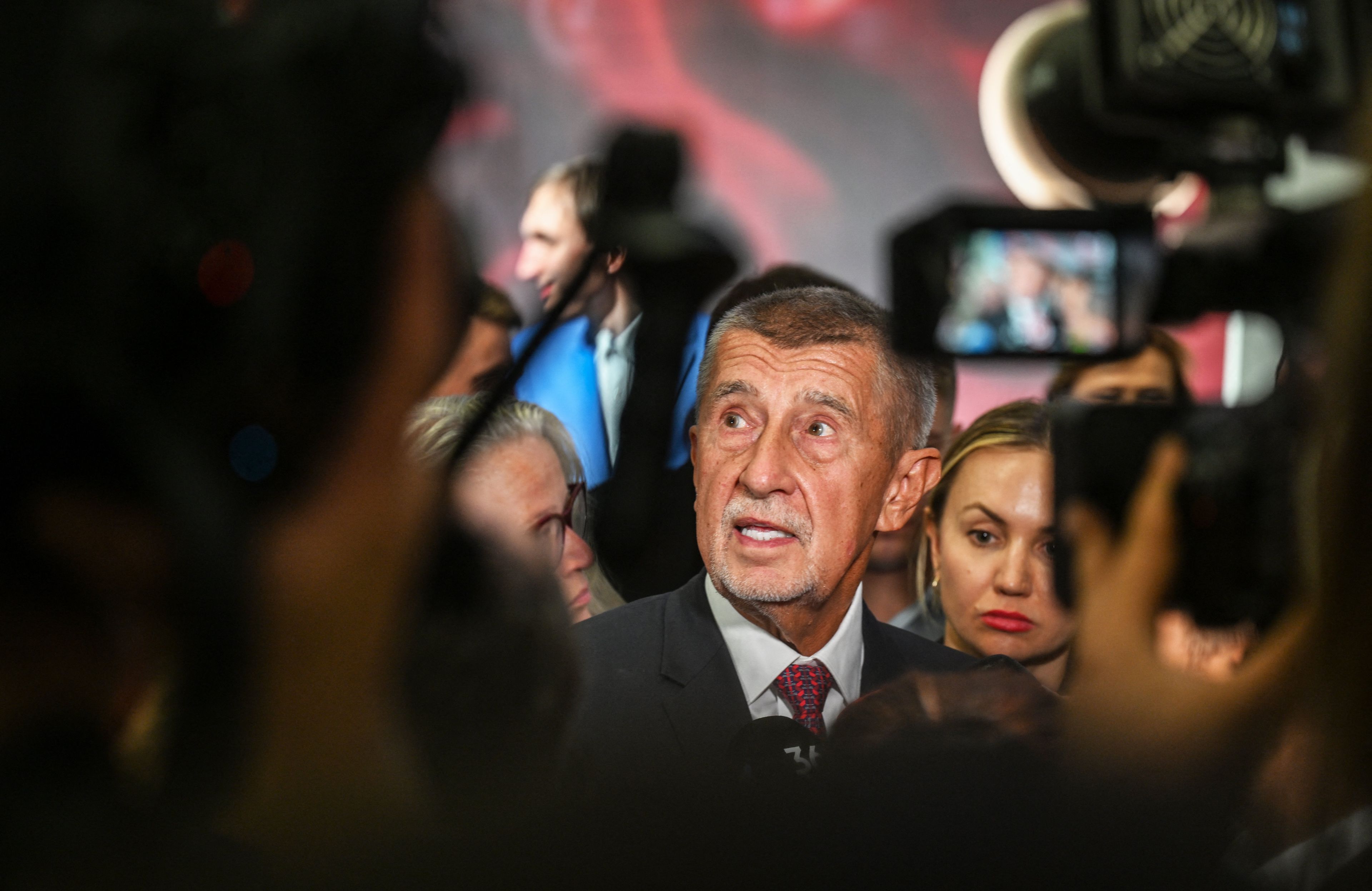 Andrej Babis, lider ruchu ANO, odpowiada na pytania mediów podczas konferencji prasowej w siedzibie ANO w Pradze 4 października 2025 r. po wyborach parlamentarnych.